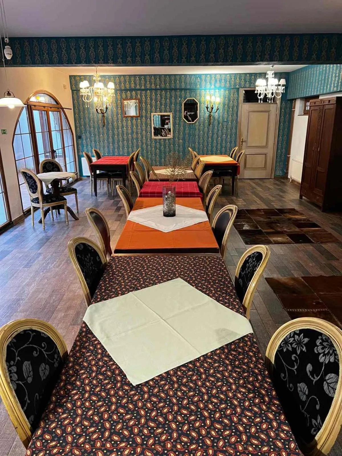 Restaurant/places to eat in MICHELE Hotel