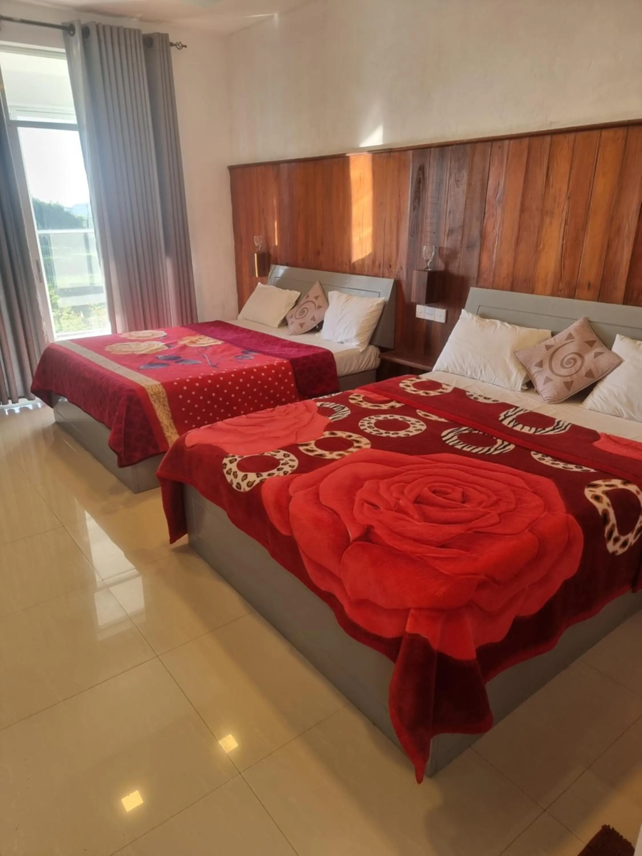 Family Room with Balcony in White City Villa