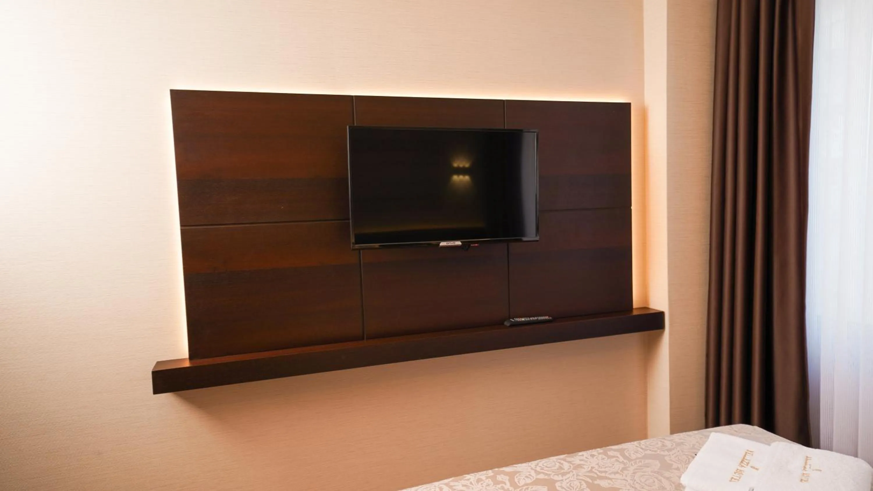 TV and multimedia in Bellezza Hotel