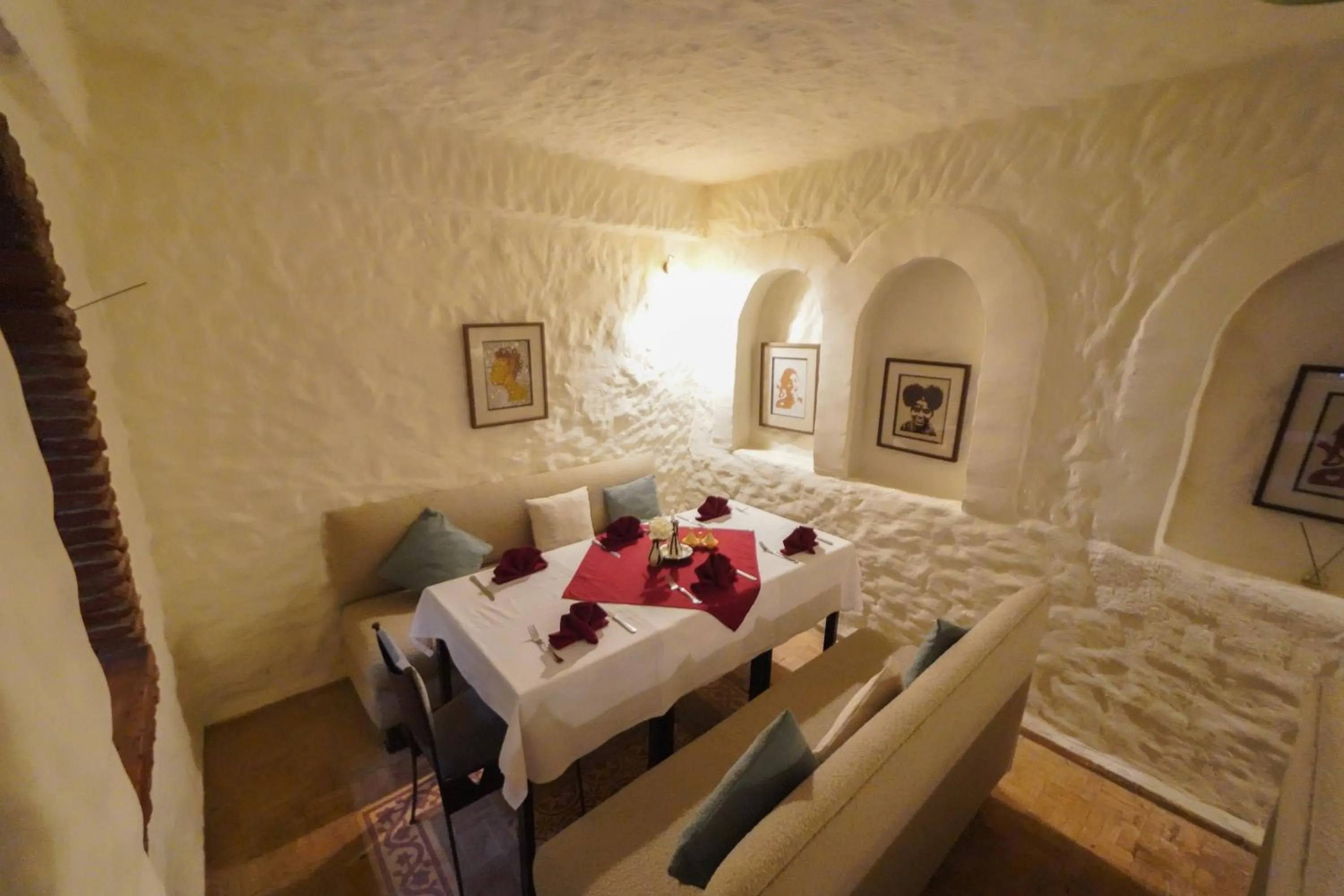 Restaurant/places to eat, Bed in Riad Al Madina