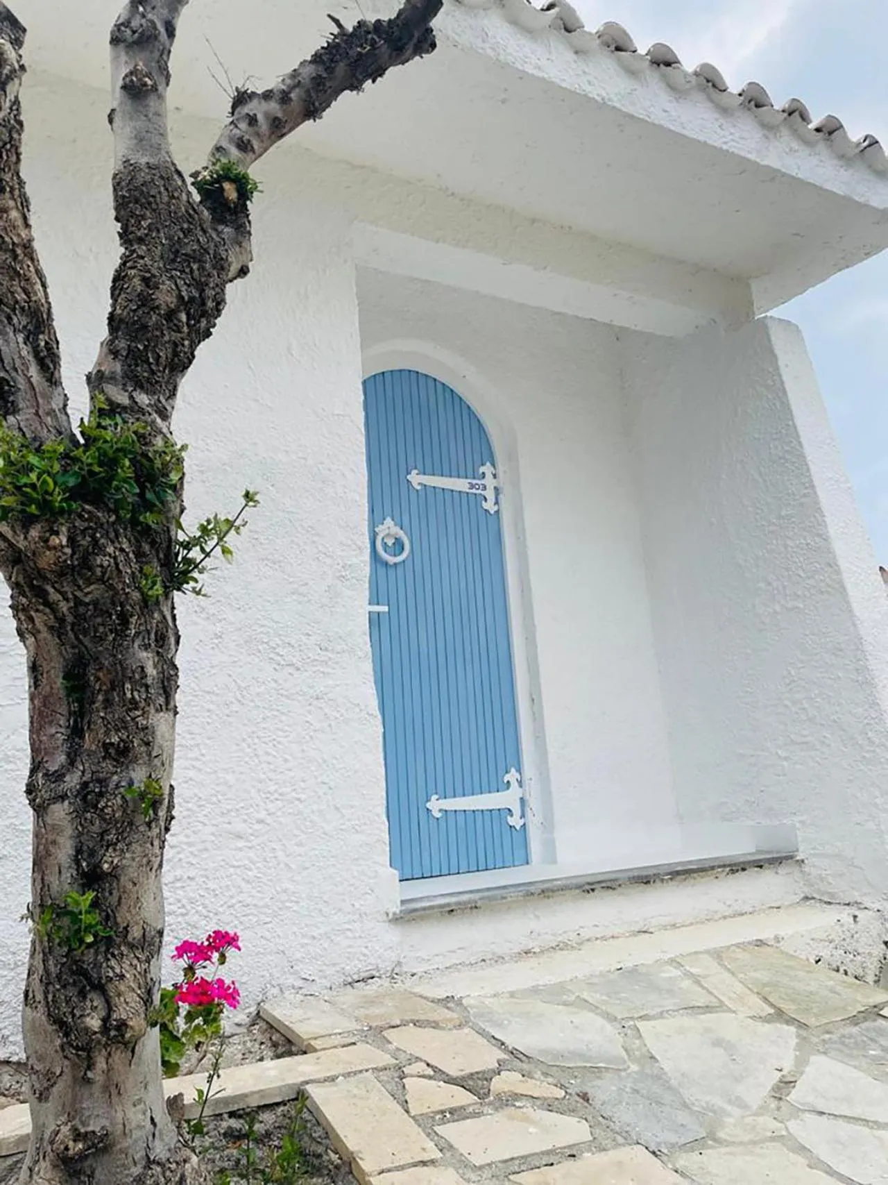 Facade/entrance in Lassion Hotel