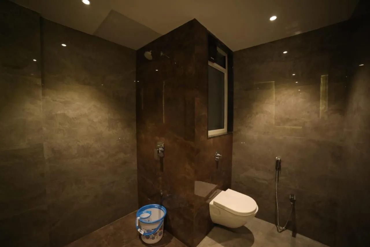 Bathroom in Hotel Midland, Nanded