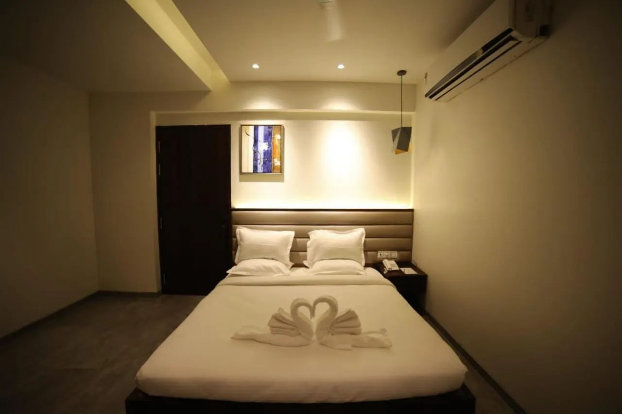 Bedroom, Bed in Hotel Midland, Nanded