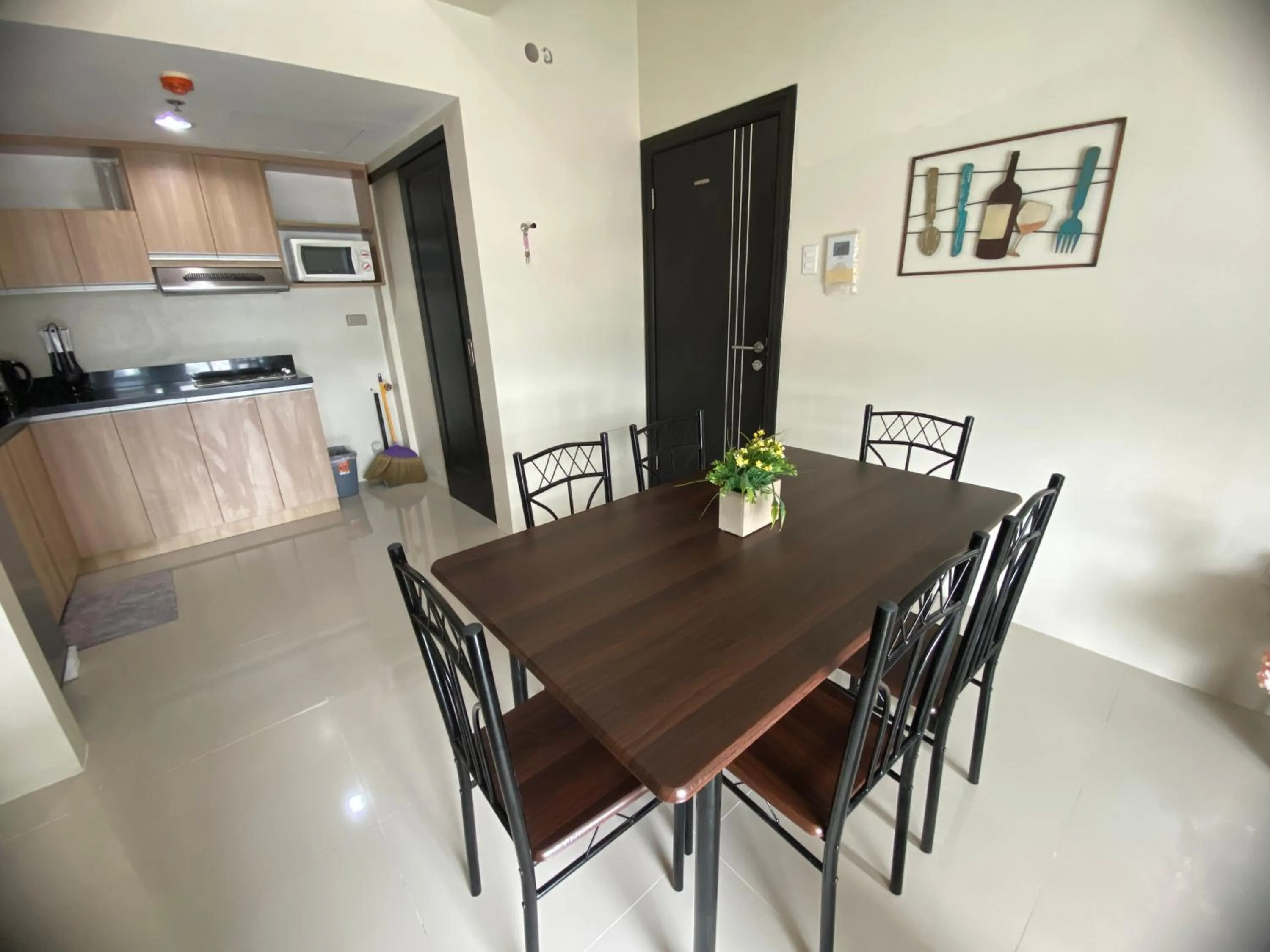 Dining area in Cebu One Pavillion Place by P&J