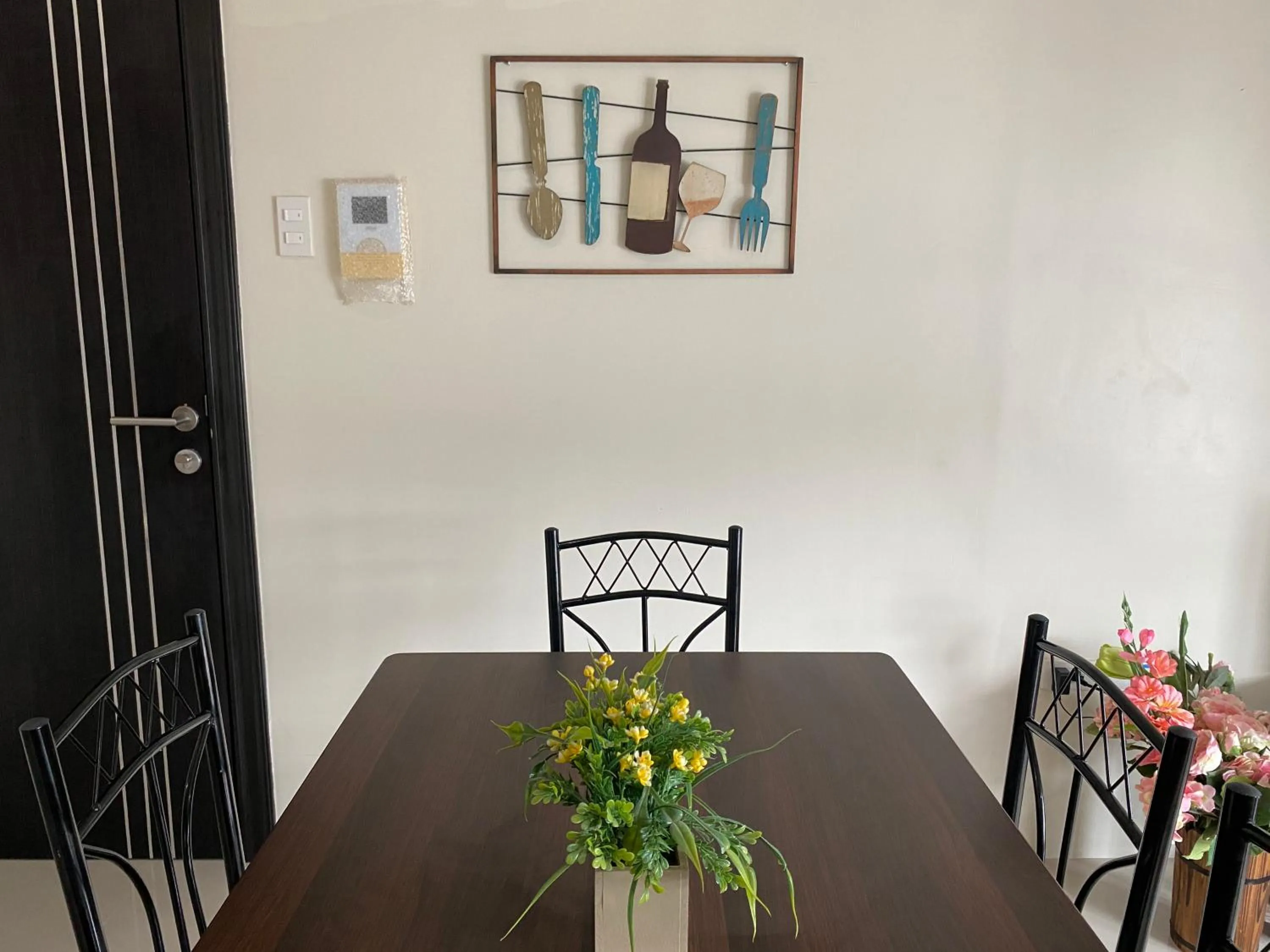 Dining area in Cebu One Pavillion Place by P&J