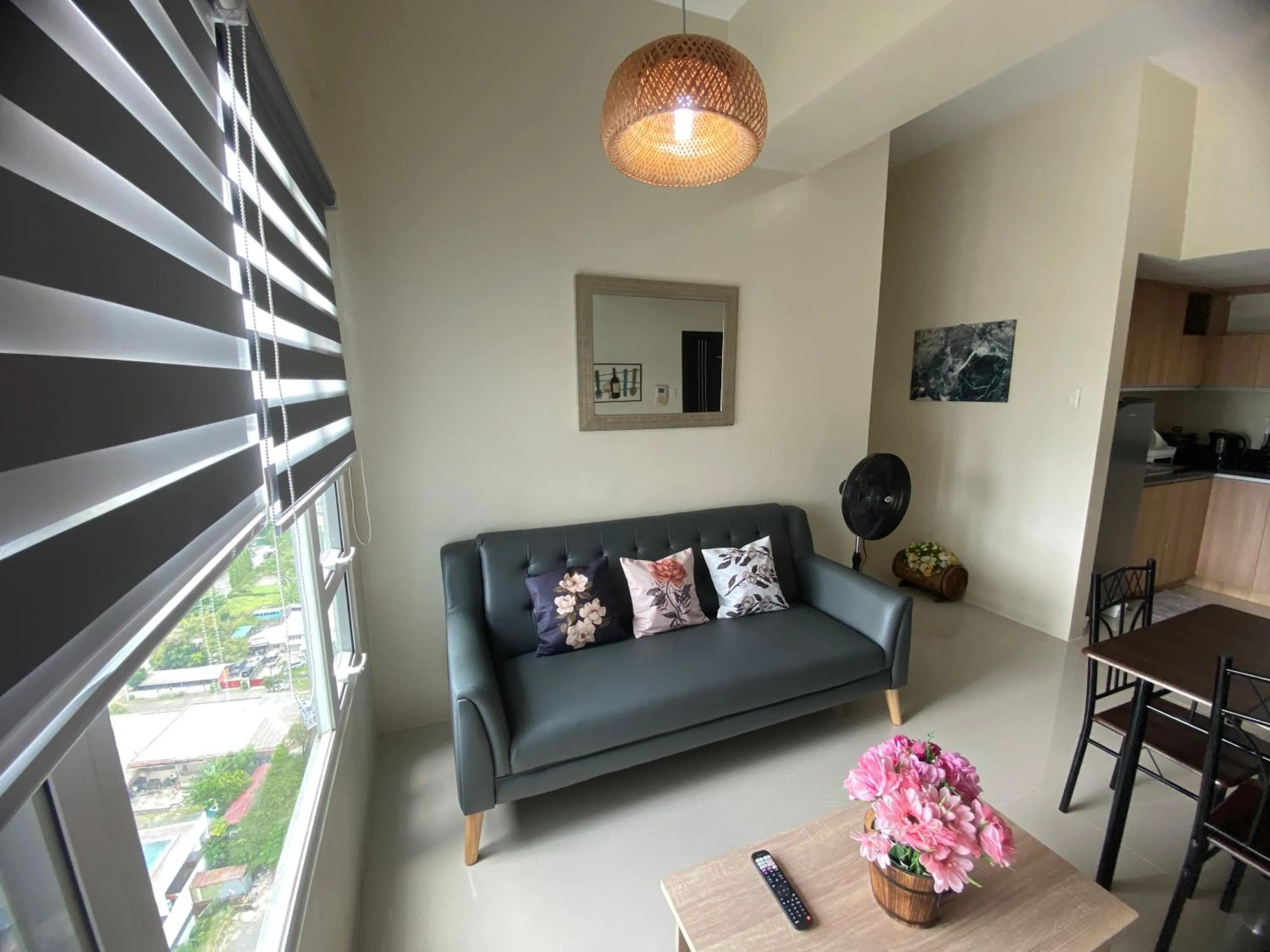 Living room in Cebu One Pavillion Place by P&J