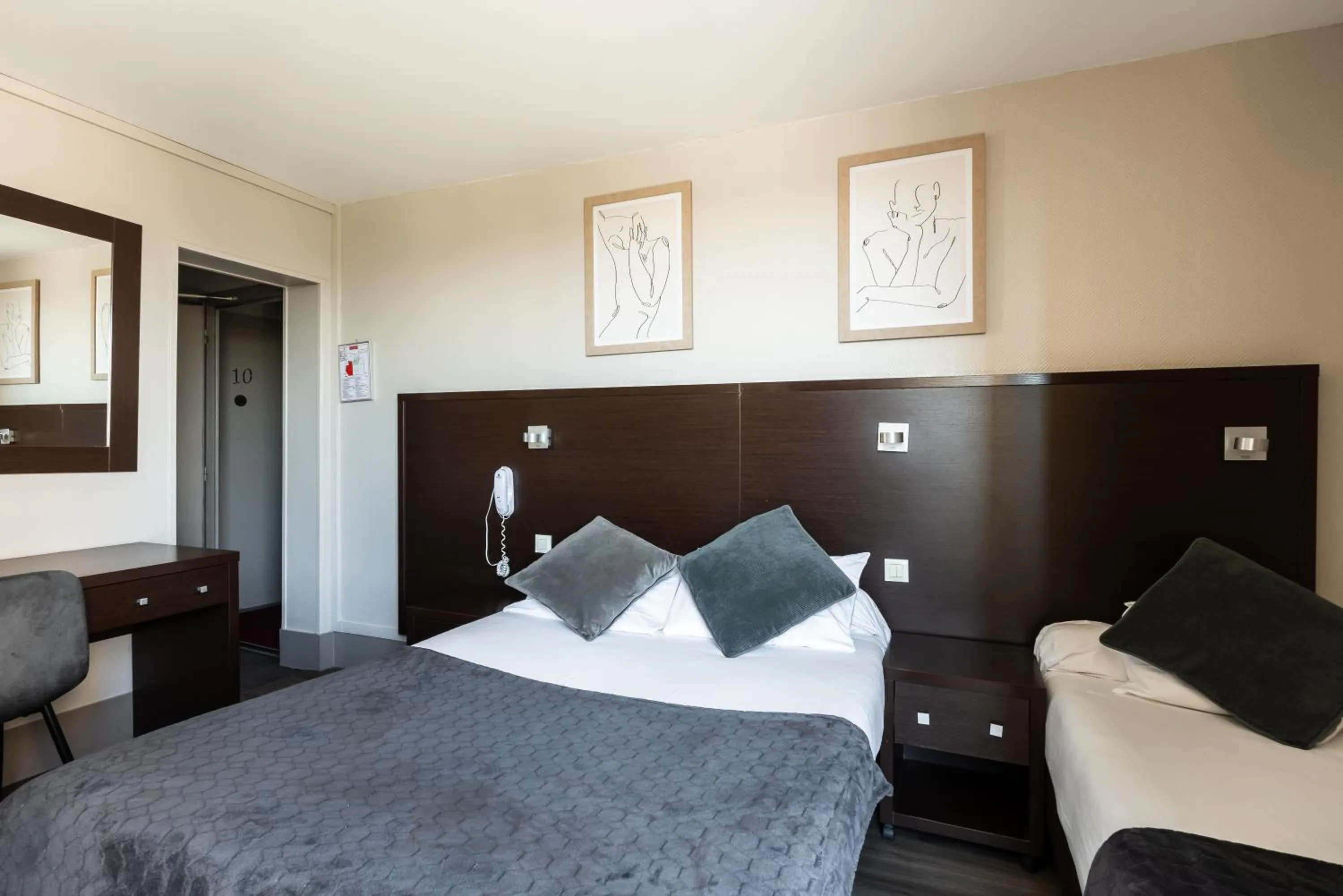 Photo of the whole room, Bed in Hotel Bristol Nord Paris