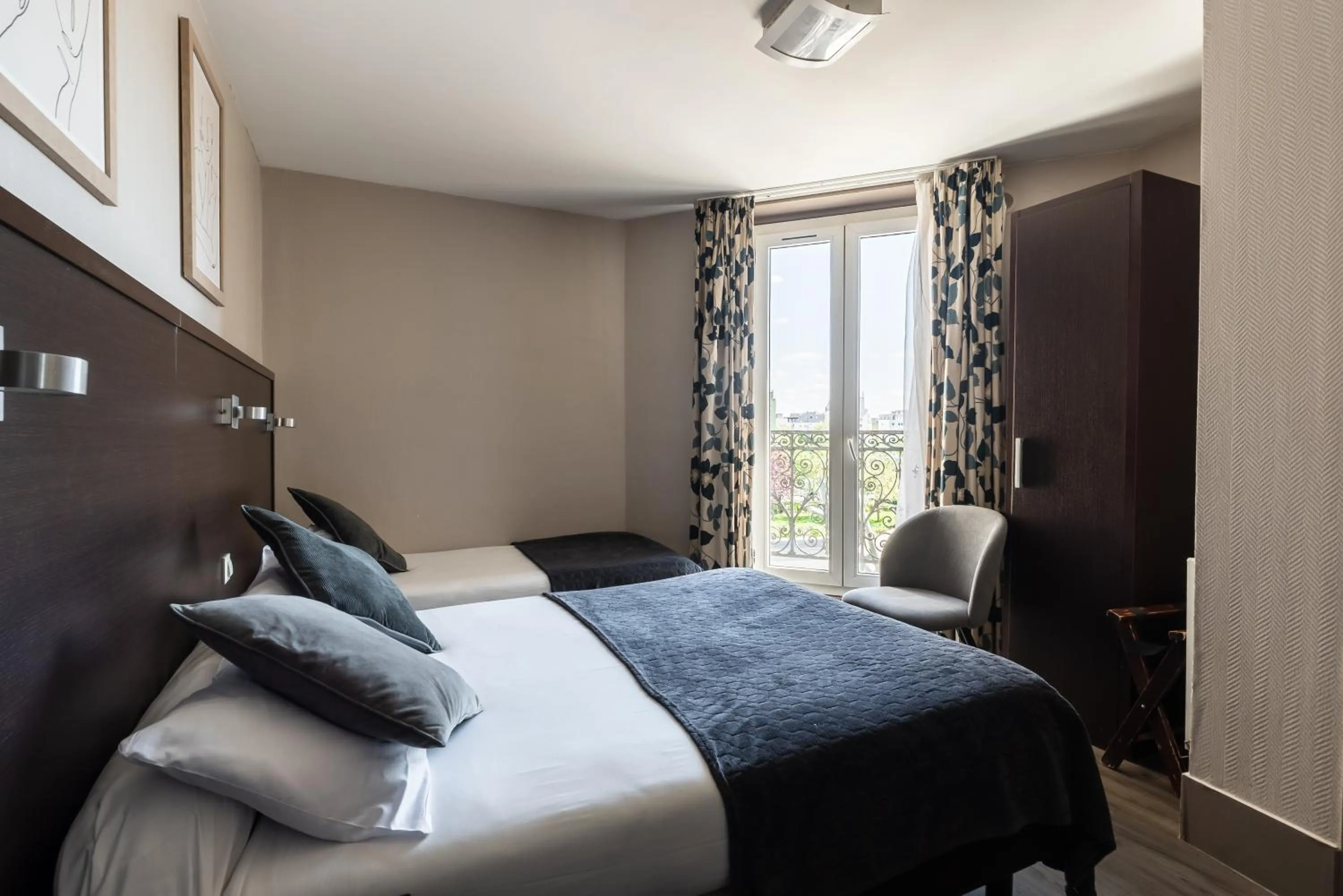 Photo of the whole room, Bed in Hotel Bristol Nord Paris