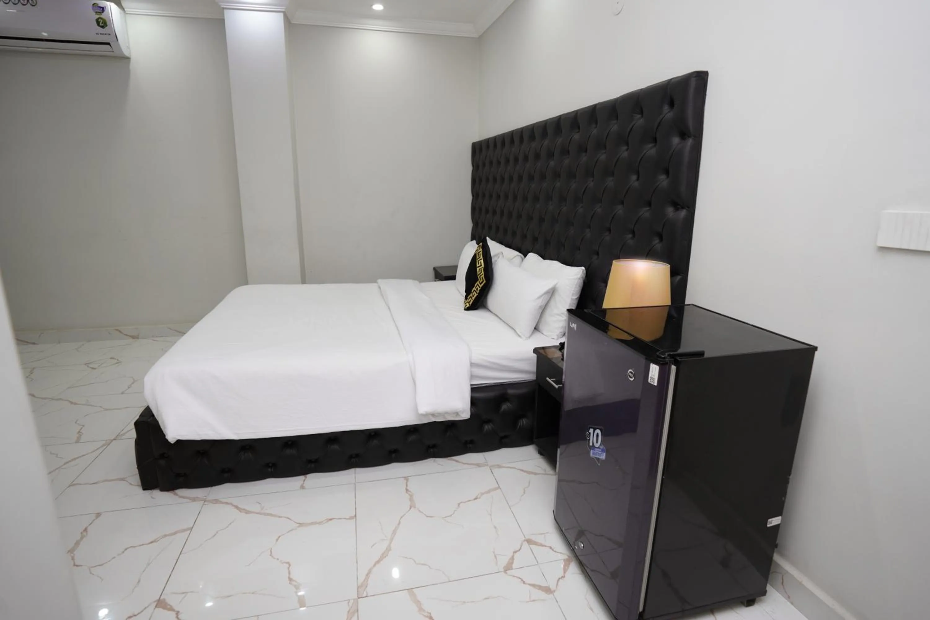 Bed in Hotel Orange One