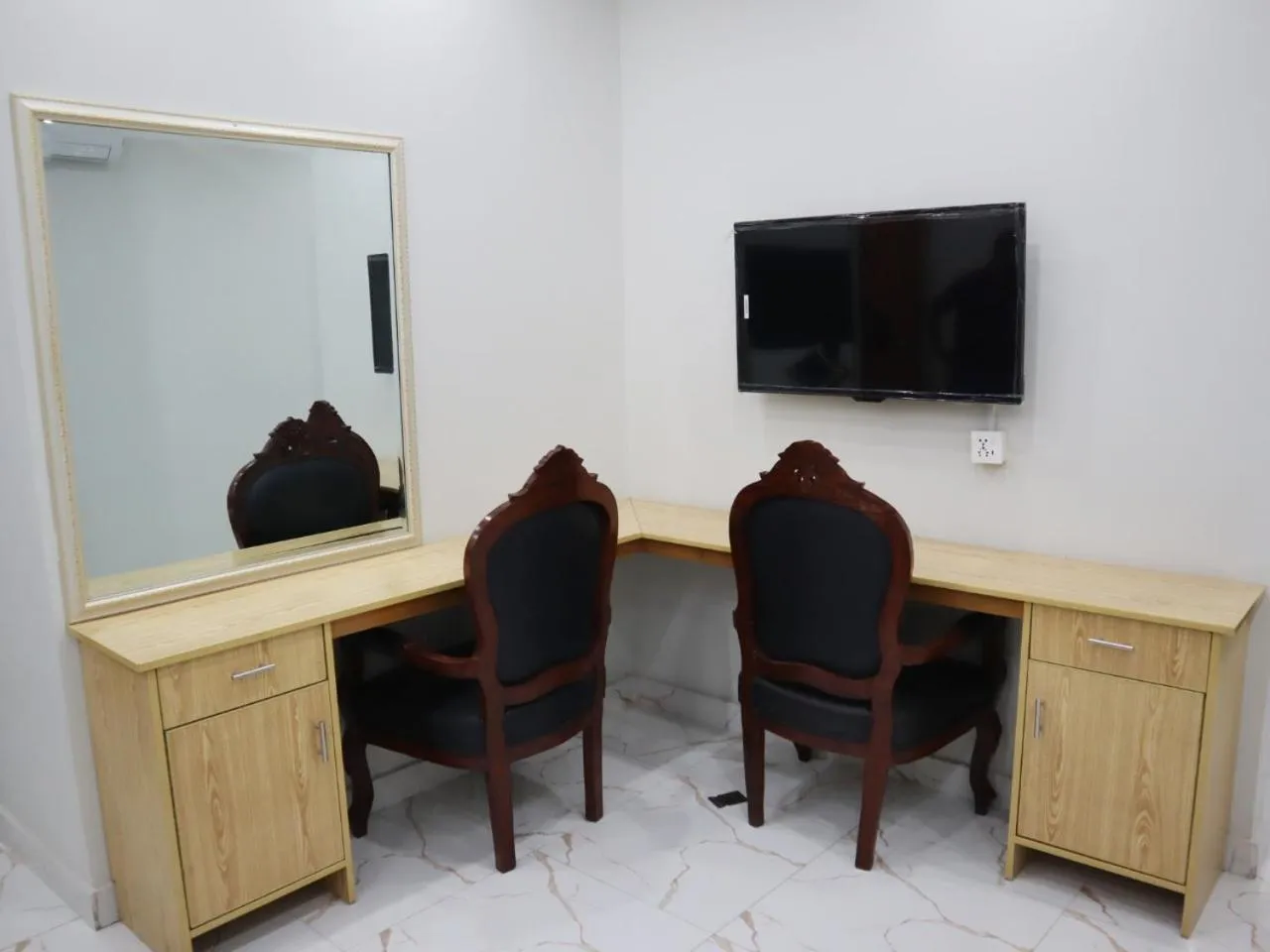 Communal lounge/ TV room in Hotel Orange One