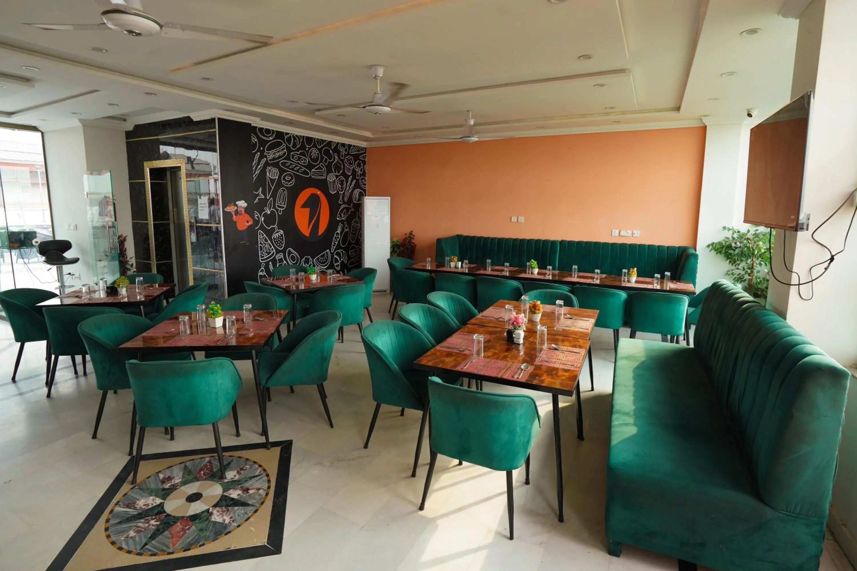 Restaurant/places to eat in Hotel Orange One