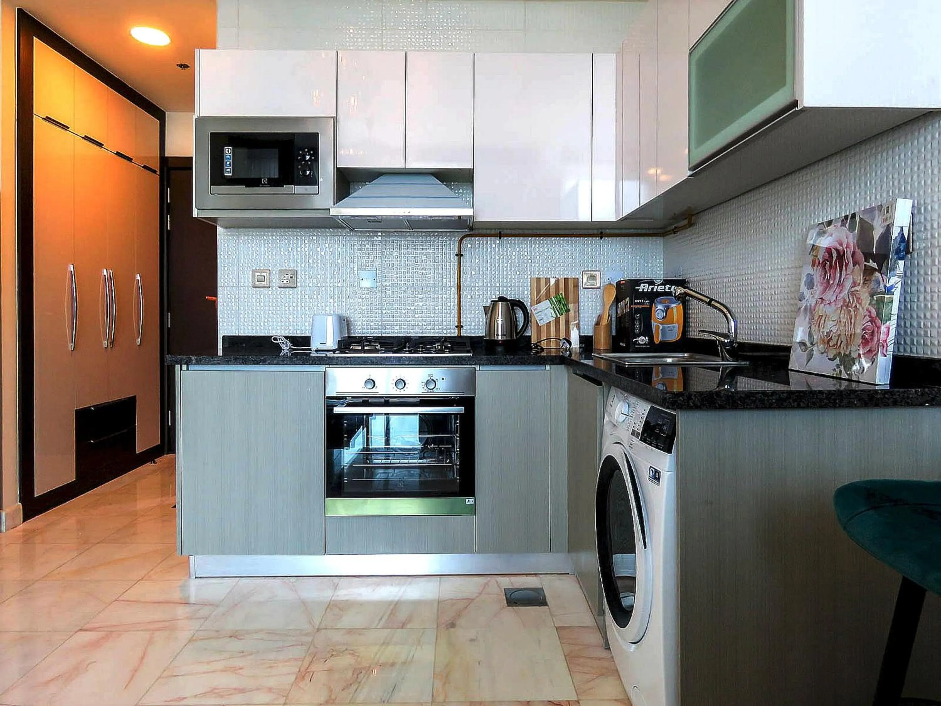 Kitchen or kitchenette, Kitchen/Kitchenette in OYO 943 Home Bayz Danube studio