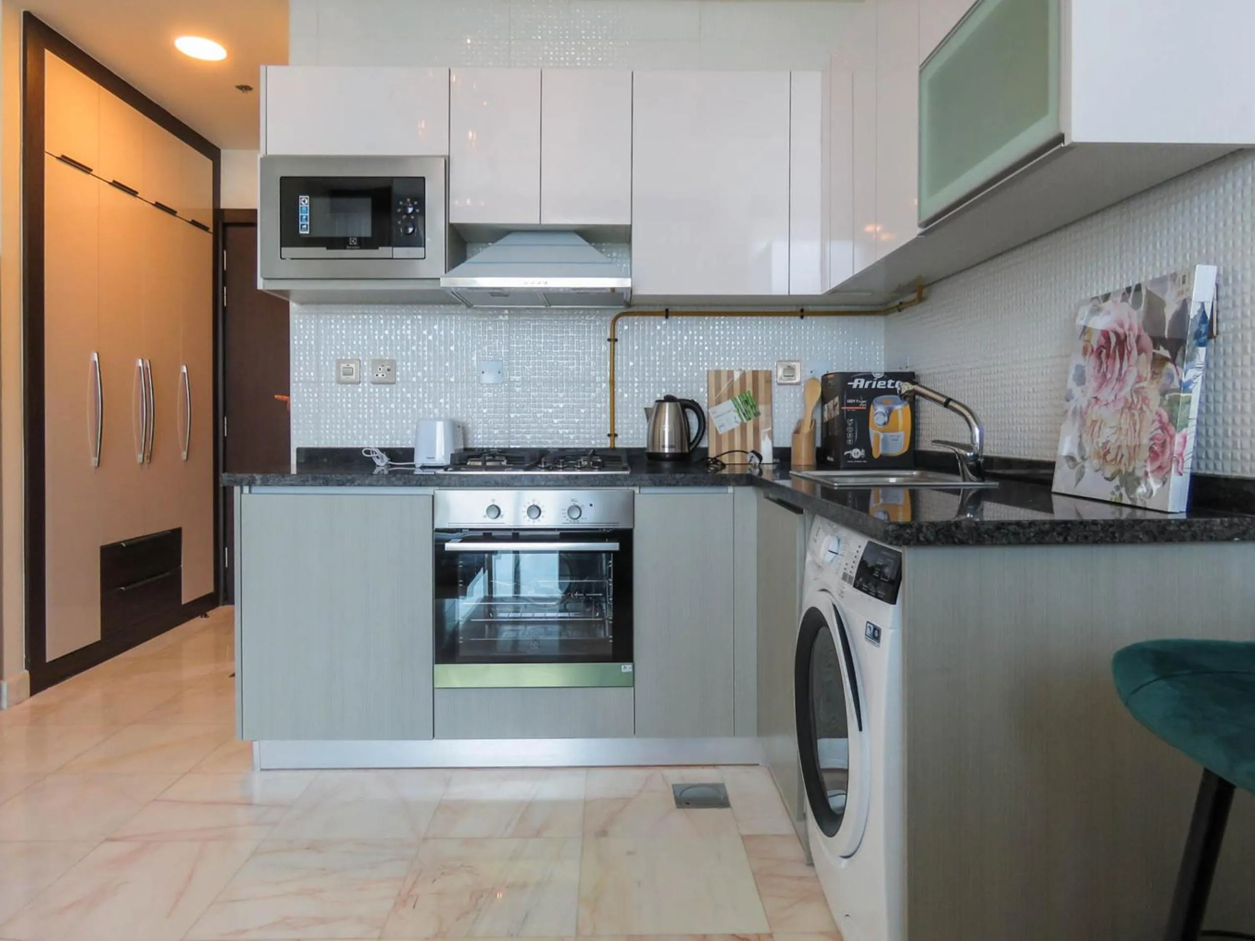 Kitchen or kitchenette, Kitchen/Kitchenette in OYO 943 Home Bayz Danube studio