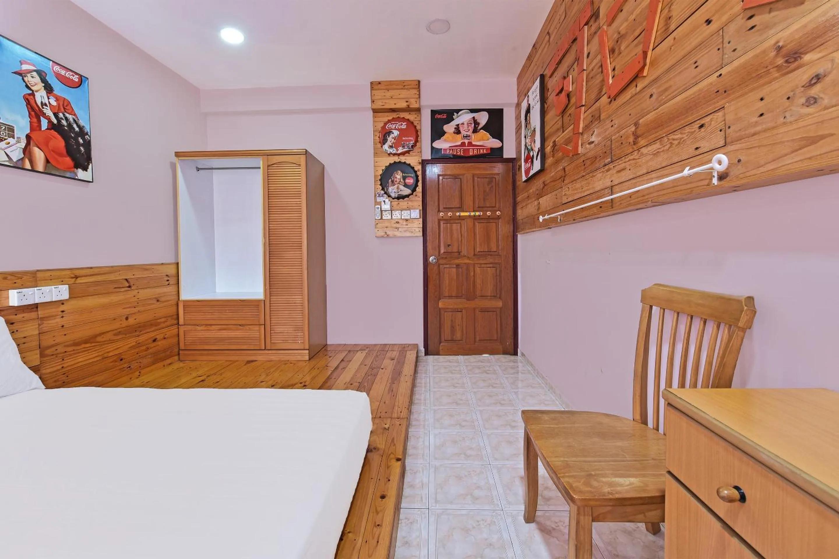 Bedroom, Bed in Hotel O Coke Guest House