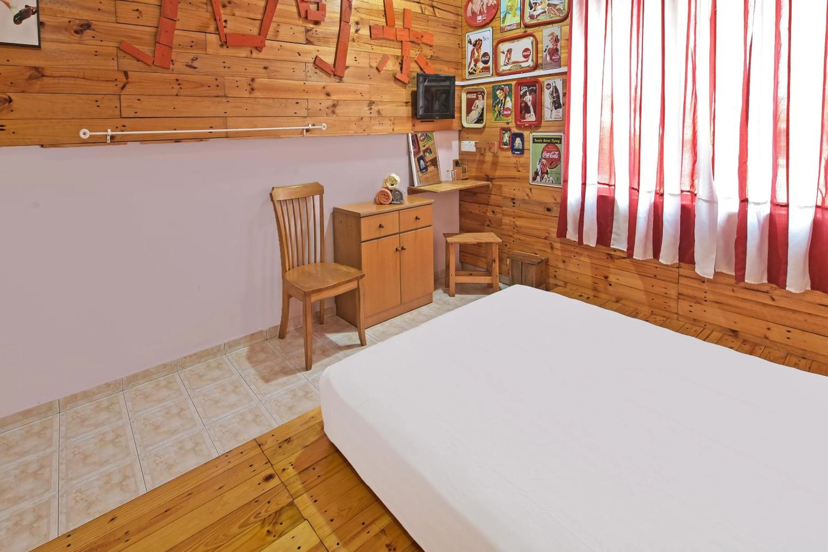 Bedroom, Bed in Hotel O Coke Guest House