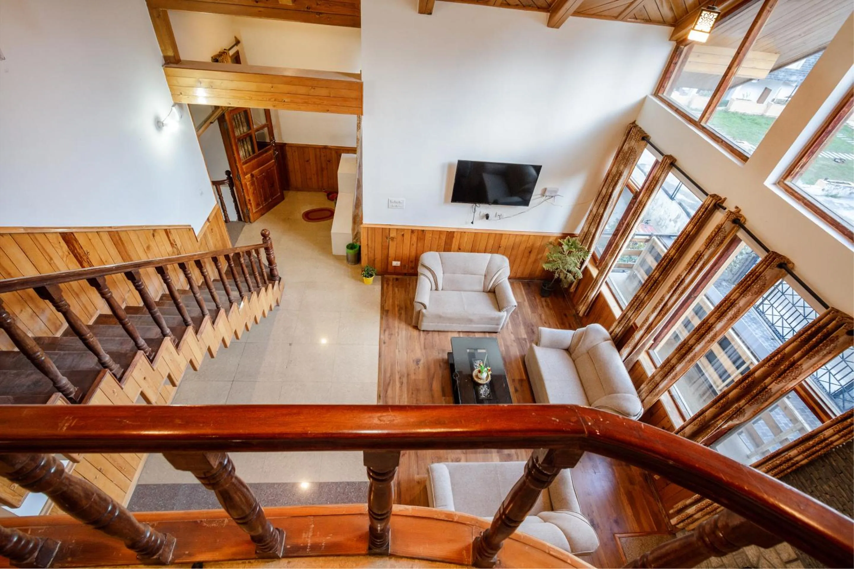 Communal lounge/ TV room in Tripli Hotels Conifer Wood Cottage