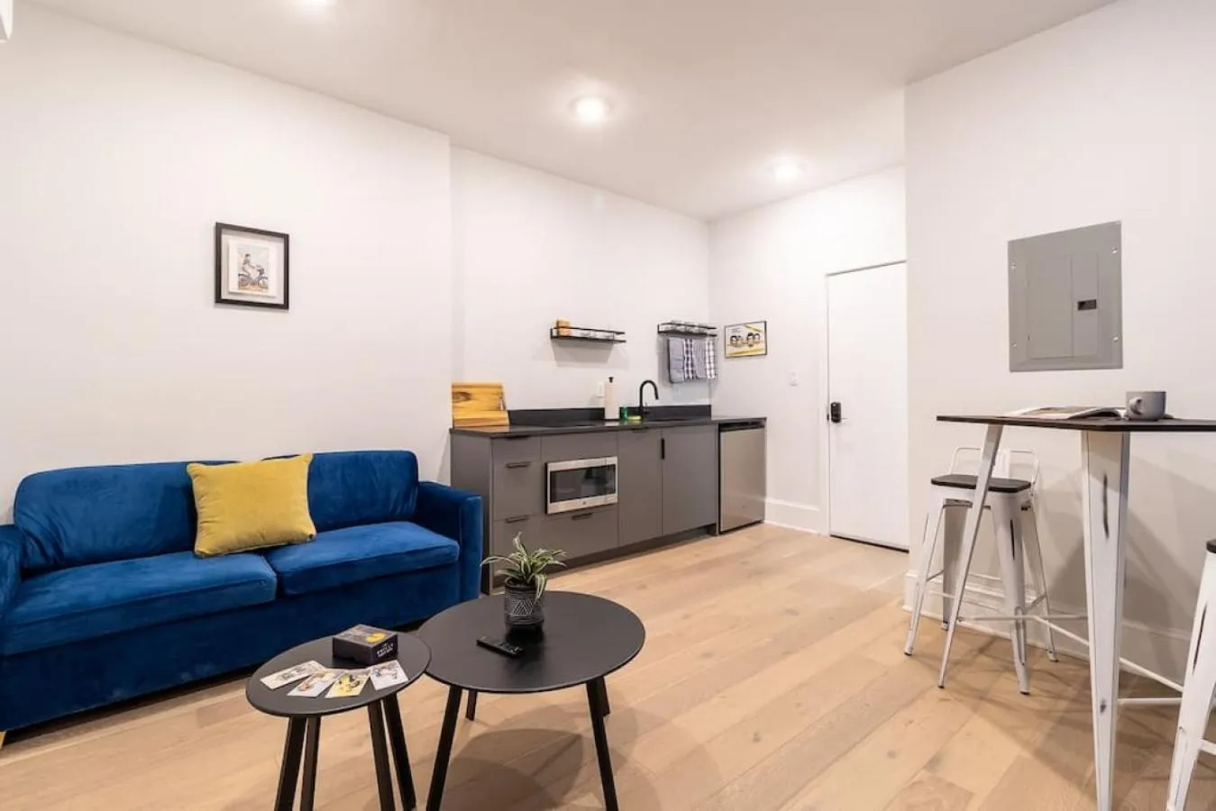 Living room in Thena Hotel - Beautiful 1 Bedroom