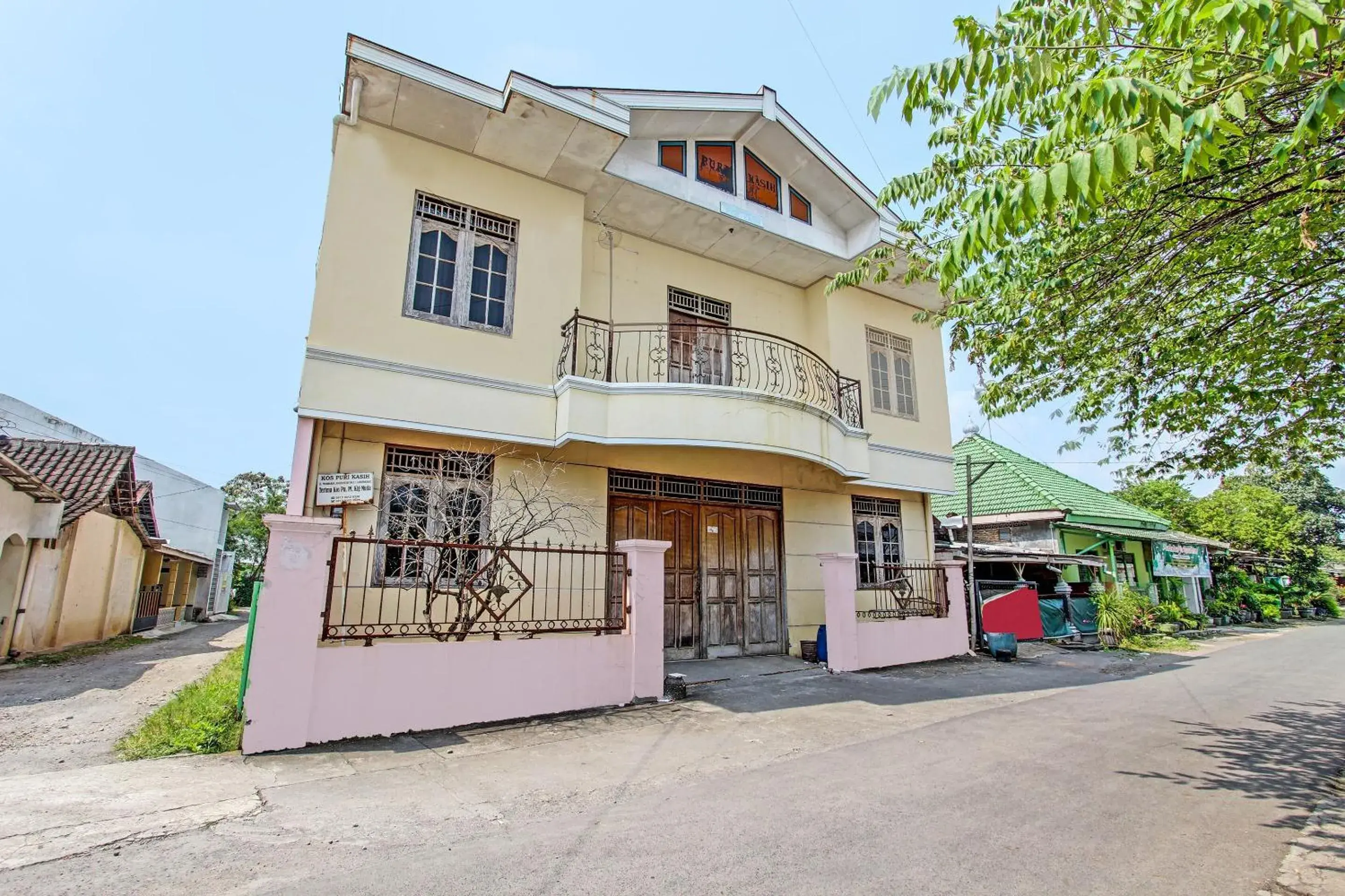 Facade/entrance in Hotel O Puri Kasih Guest House Syariah Facade/entrance in Hotel O Puri Kasih Guest House Syariah