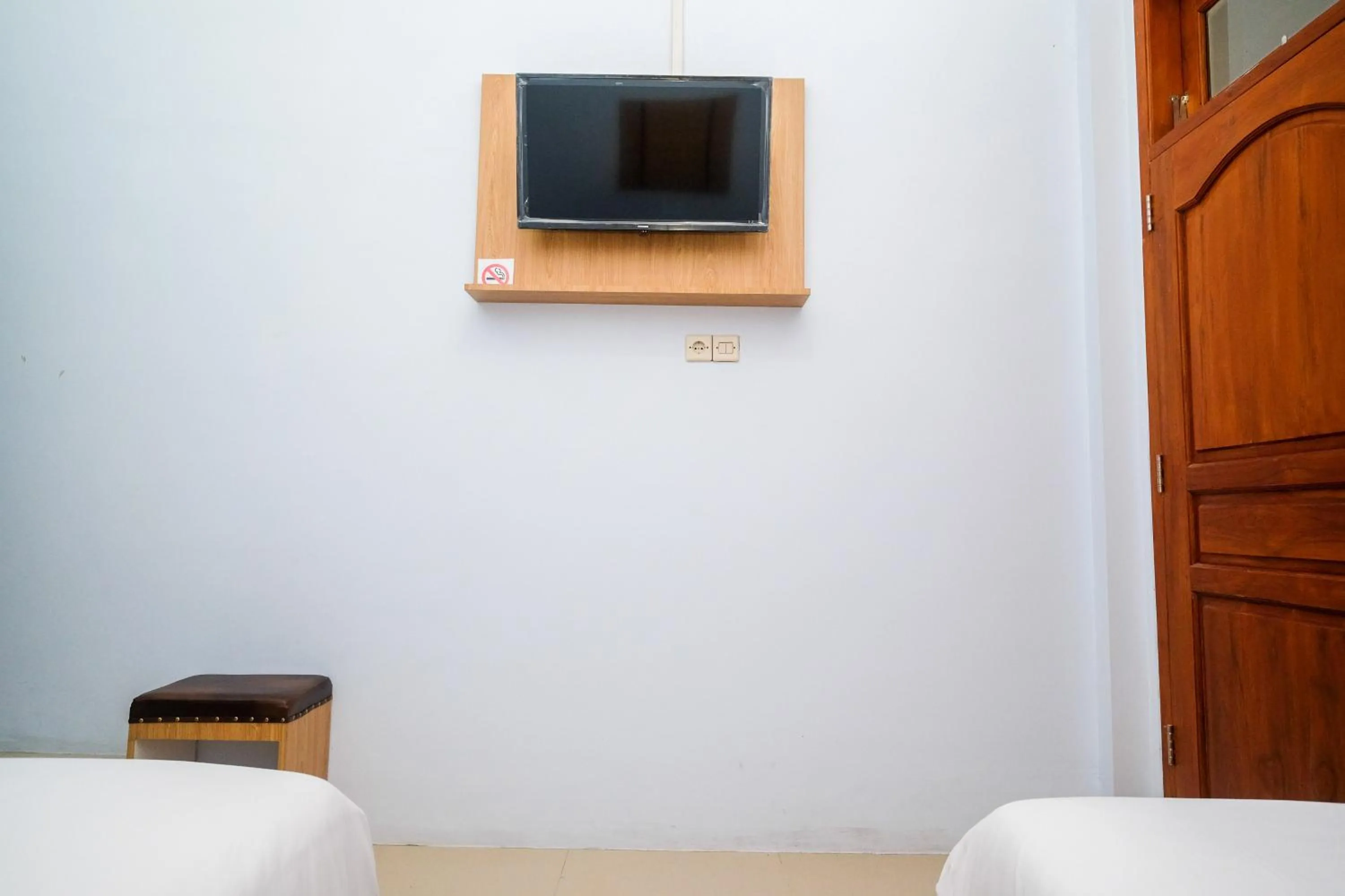 TV and multimedia in Urbanview Syariah Wisma Nabil Solo