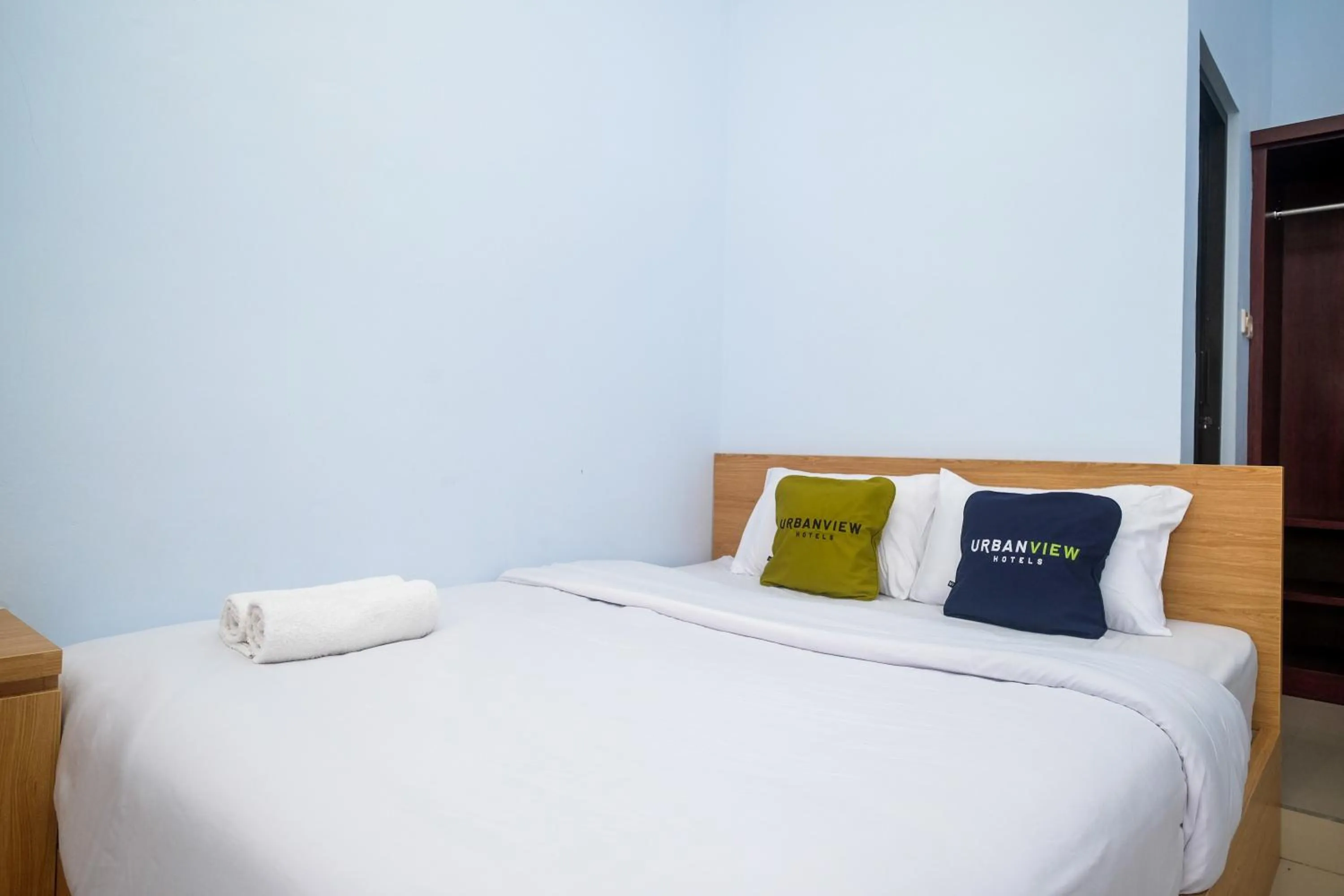 Bedroom, Bed in Urbanview Syariah Wisma Nabil Solo