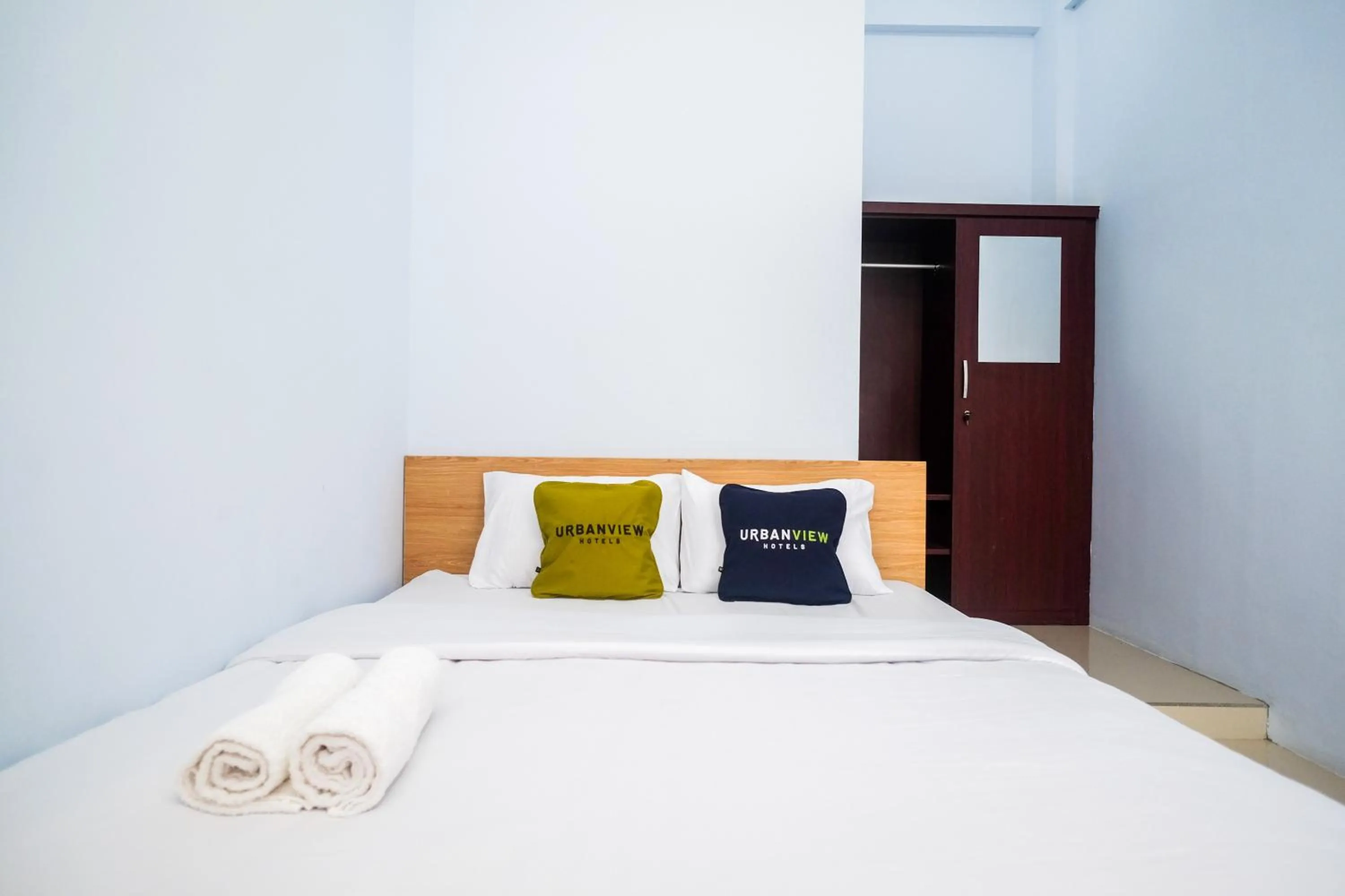 Bedroom, Bed in Urbanview Syariah Wisma Nabil Solo