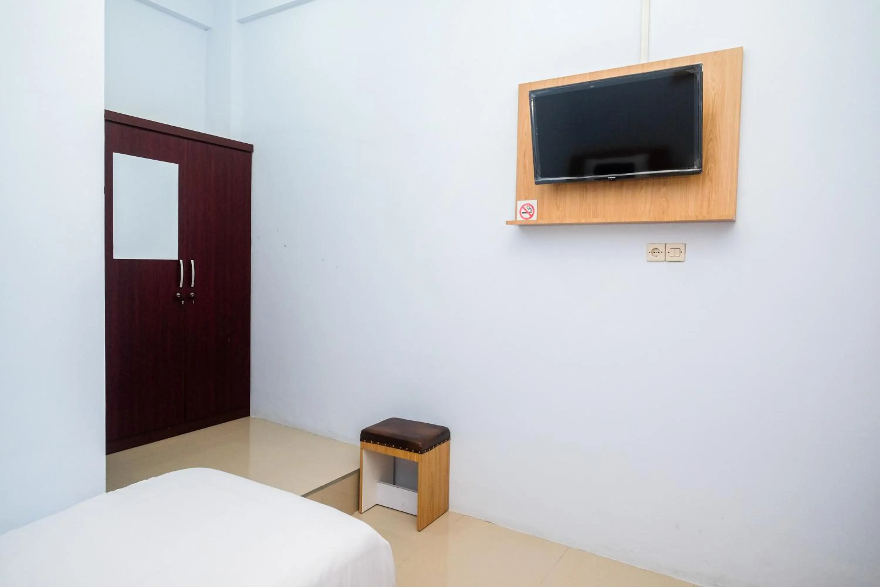 TV and multimedia, Bed in Urbanview Syariah Wisma Nabil Solo