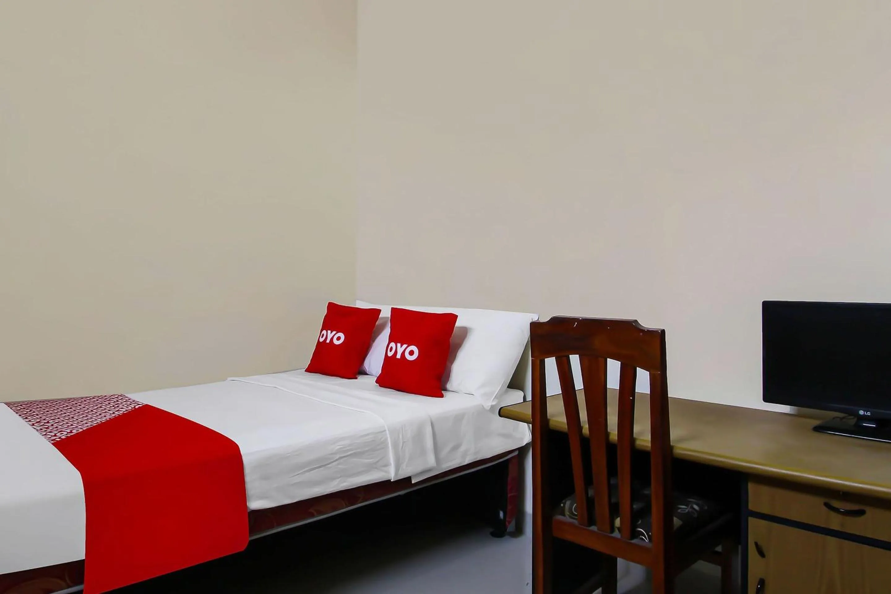 Bedroom, Bed in Hotel O Wahidin Guesthouse