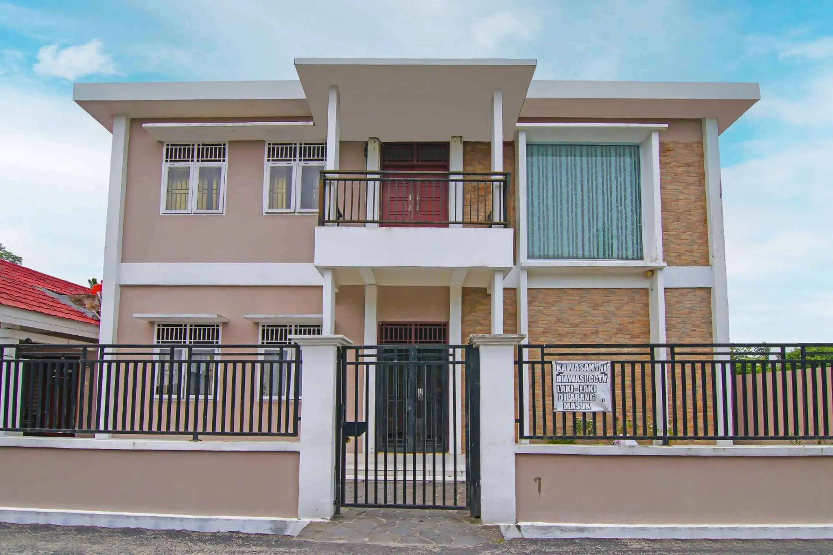 Facade/entrance in Hotel O Pondok Melati Syariah Facade/entrance in Hotel O Pondok Melati Syariah