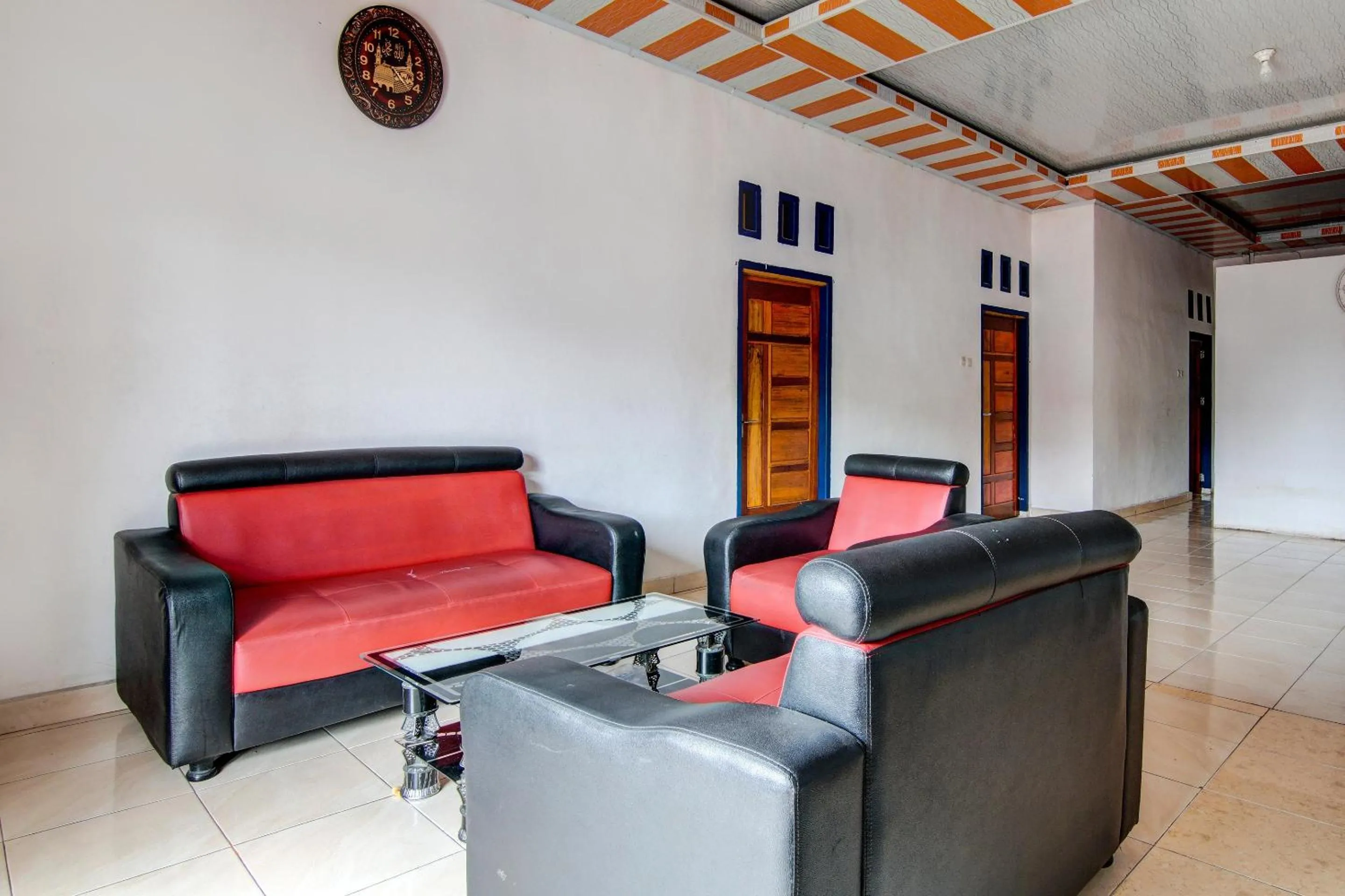 Lobby or reception in Hotel O Hadhilfa Homestay Syariah Near Nowwa Cafe