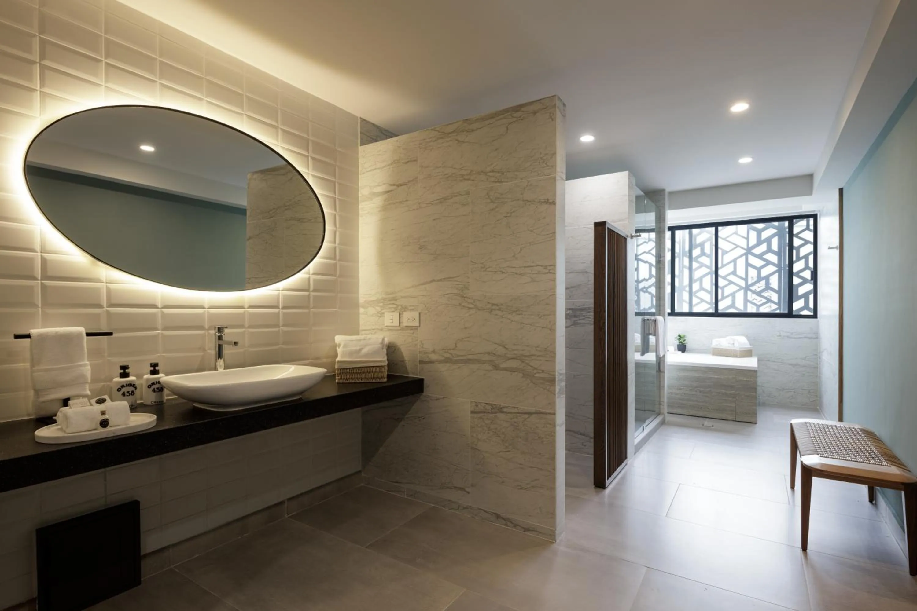 Hot Tub in Origen 438 Luxury Boutique Hotel