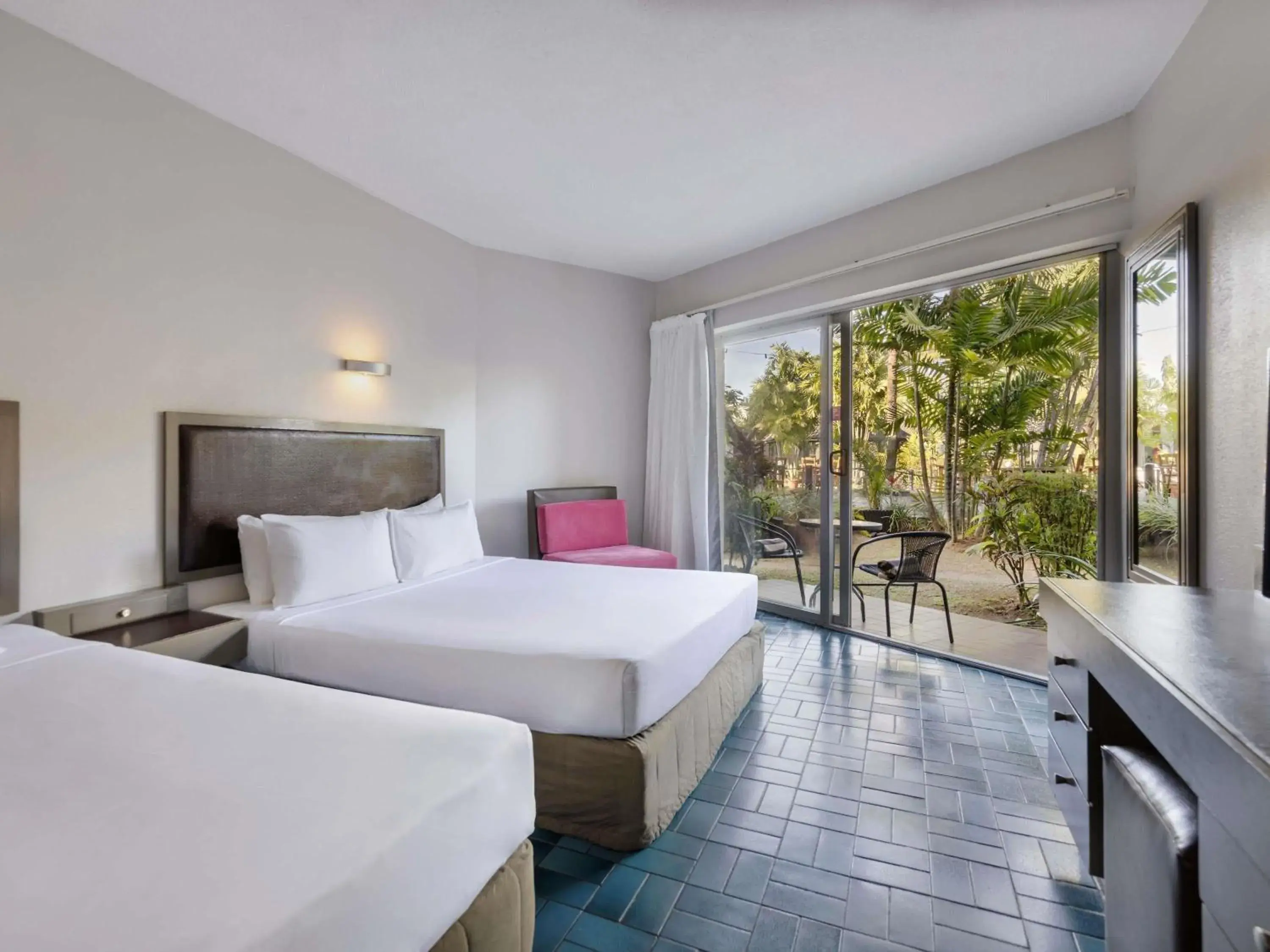 Standard Room with 1 Queen and 1 Single Bed in Mercure Nadi Standard Room with 1 Queen and 1 Single Bed in Mercure Nadi