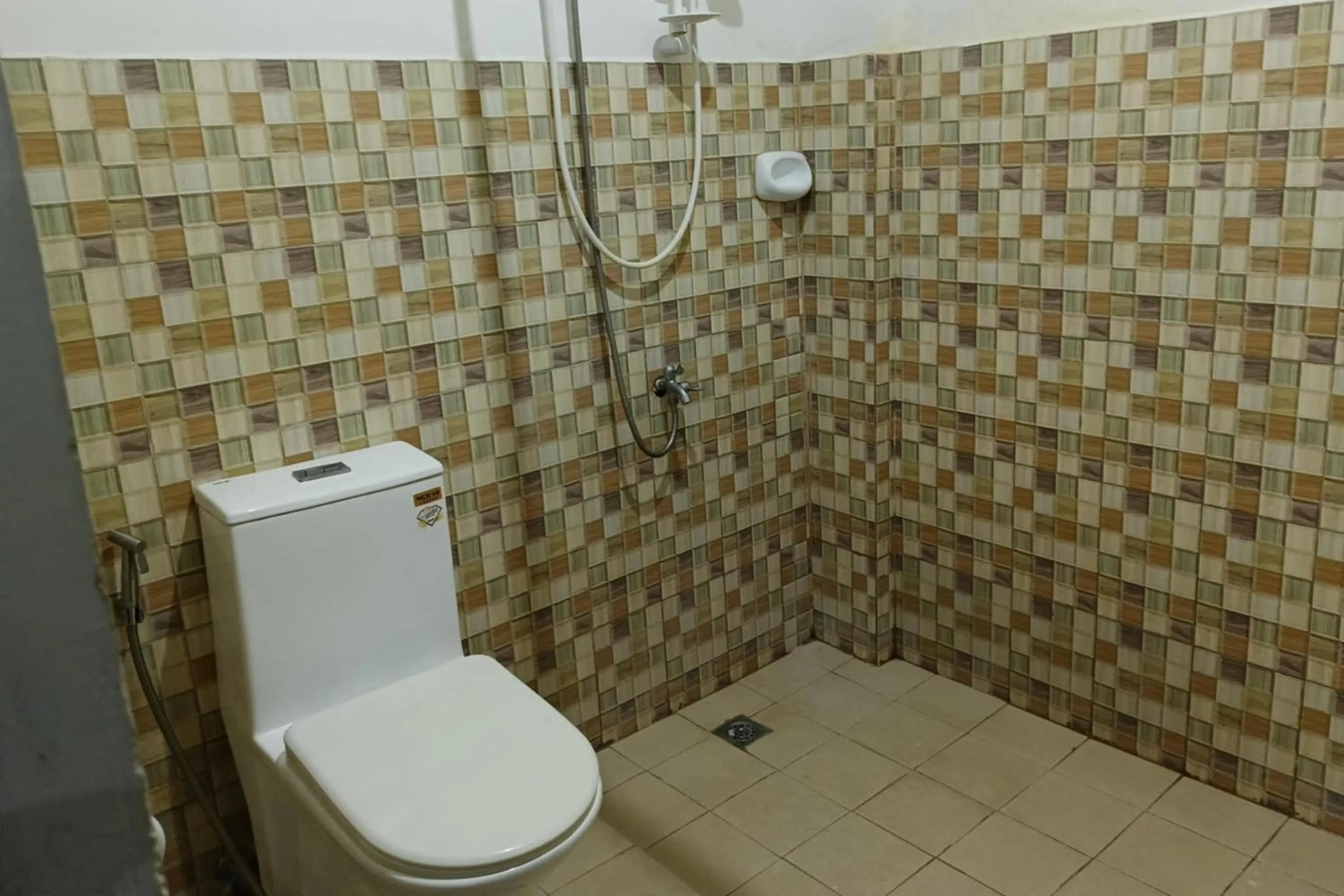 Shower in EC Hotel near Laoag Airport