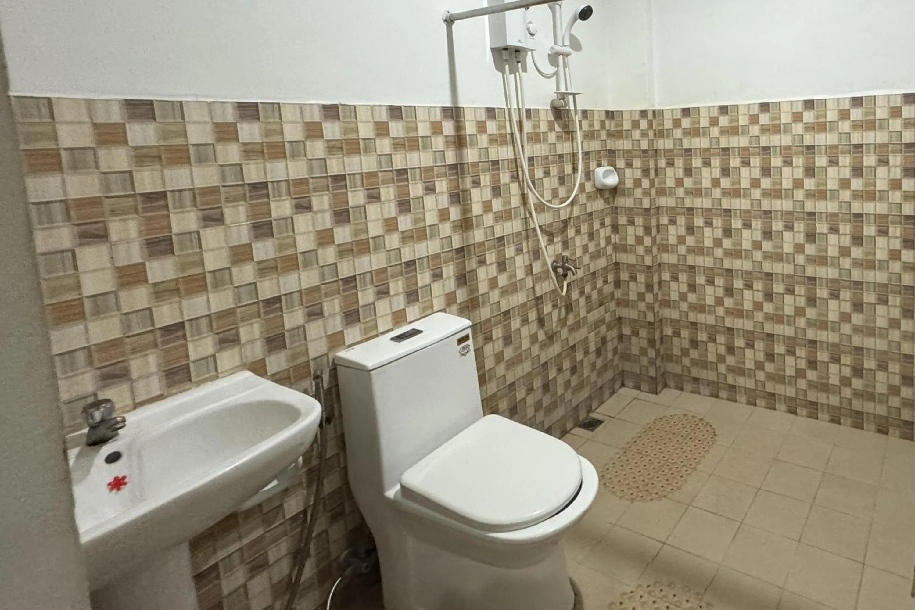 Shower in EC Hotel near Laoag Airport