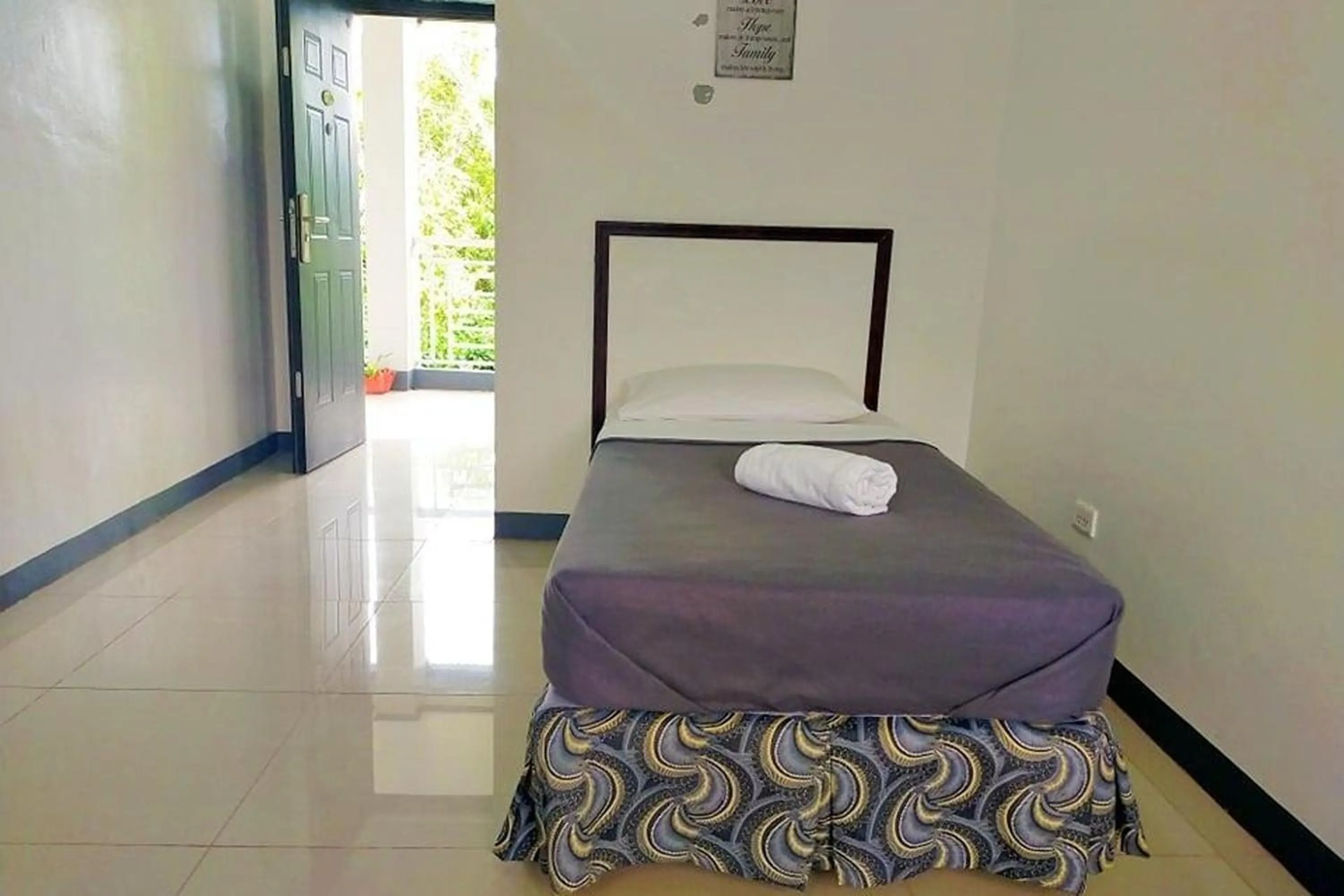 Bed in EC Hotel near Laoag Airport