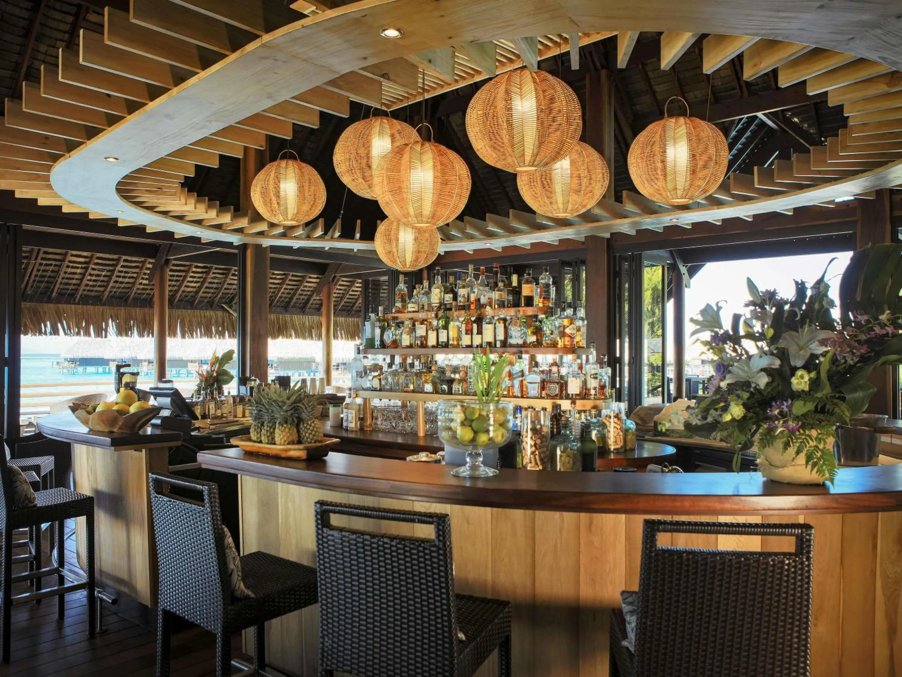 Lounge or bar in Sofitel Kia Ora Moorea Beach Resort