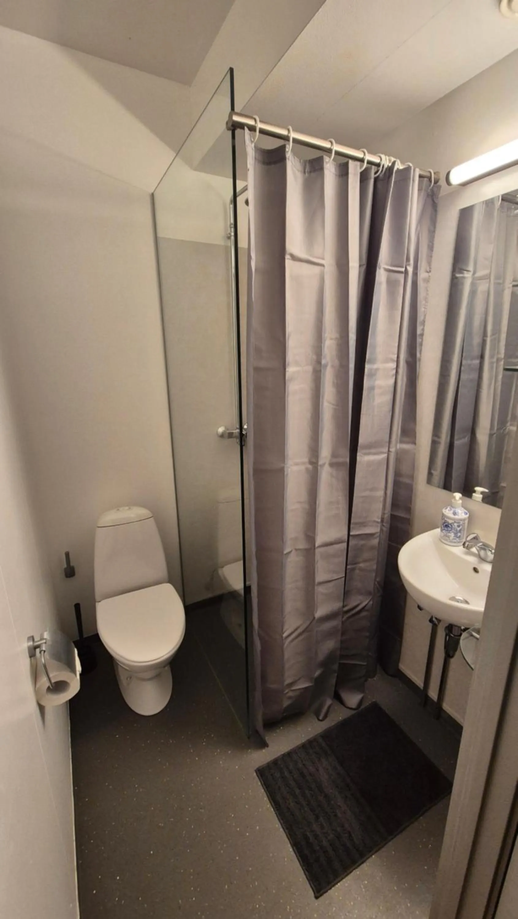 Shower in Kirkjufell Hotel by Snæfellsnes Peninsula West Iceland - Grundarfjordur