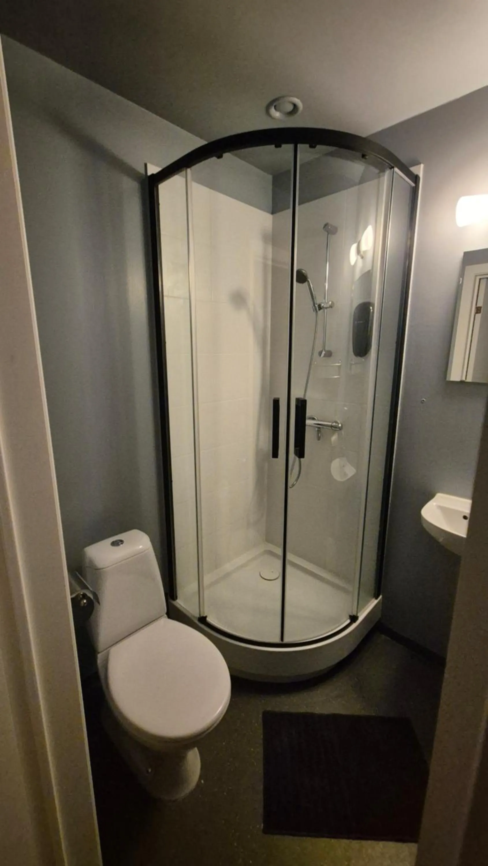 Shower in Kirkjufell Hotel by Snæfellsnes Peninsula West Iceland - Grundarfjordur