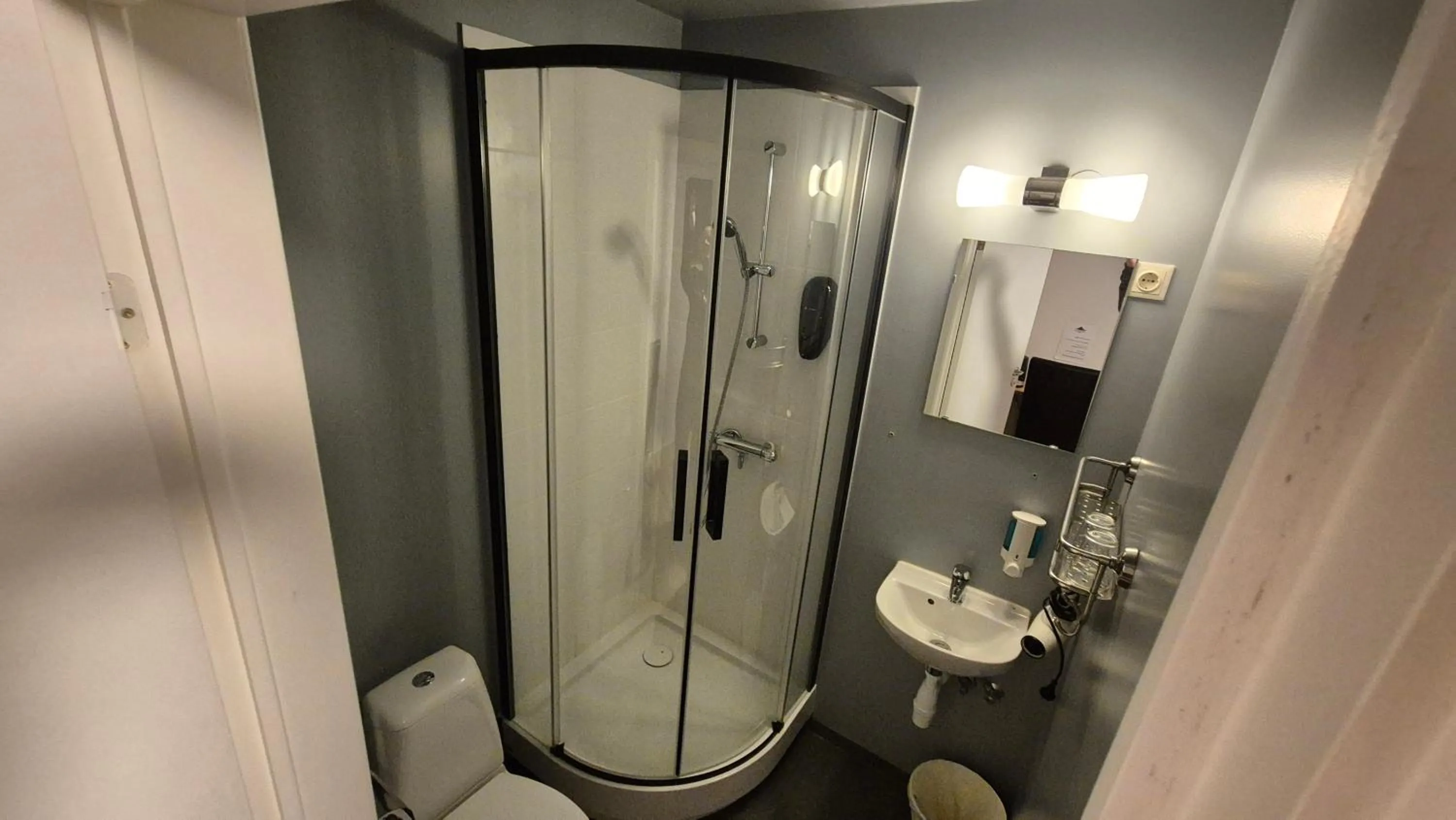 Shower in Kirkjufell Hotel by Snæfellsnes Peninsula West Iceland - Grundarfjordur