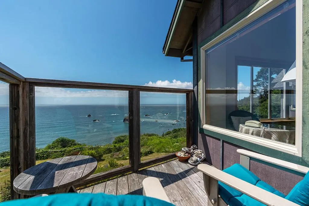 Turtle Rocks Oceanfront Inn