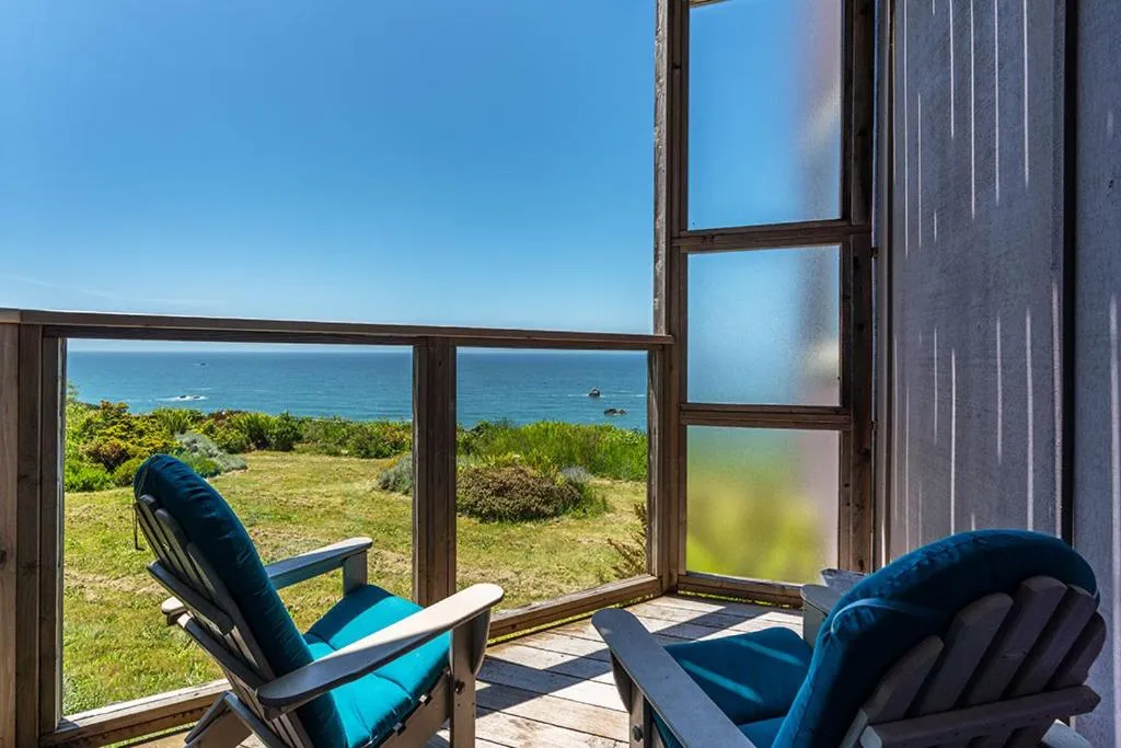 Turtle Rocks Oceanfront Inn