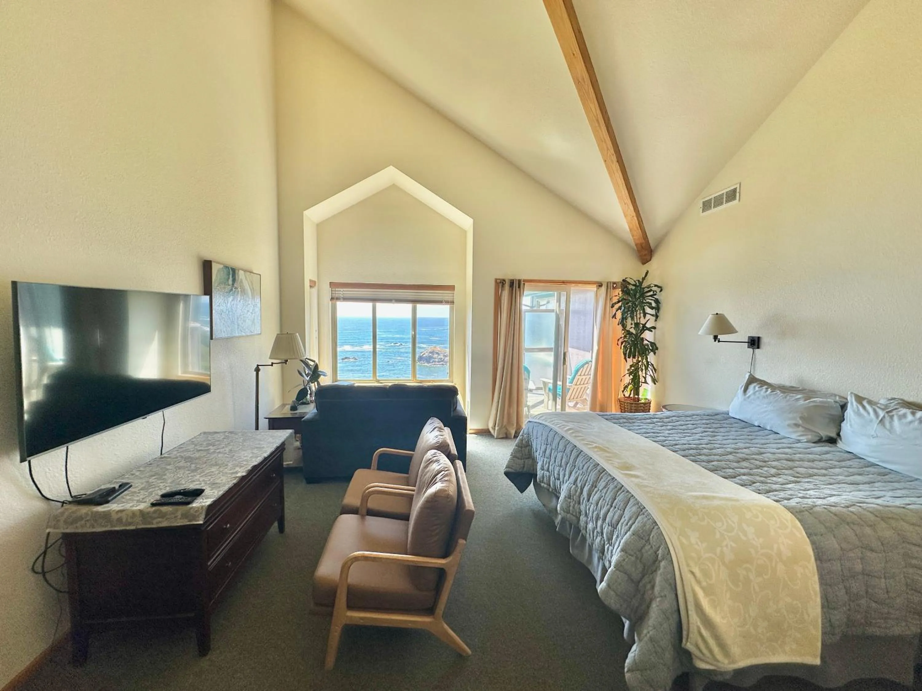 Bed in Turtle Rocks Oceanfront Inn