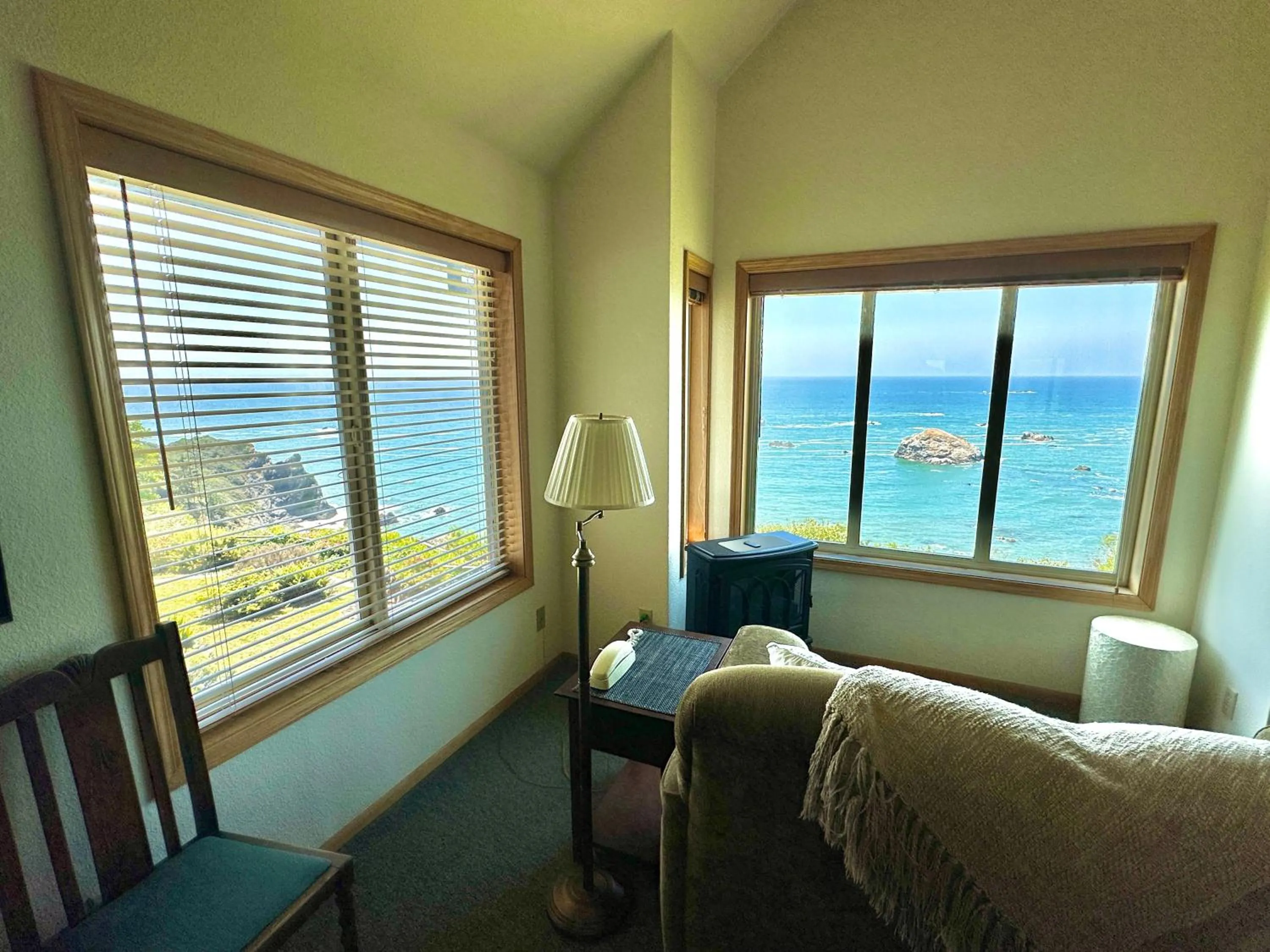 Turtle Rocks Oceanfront Inn