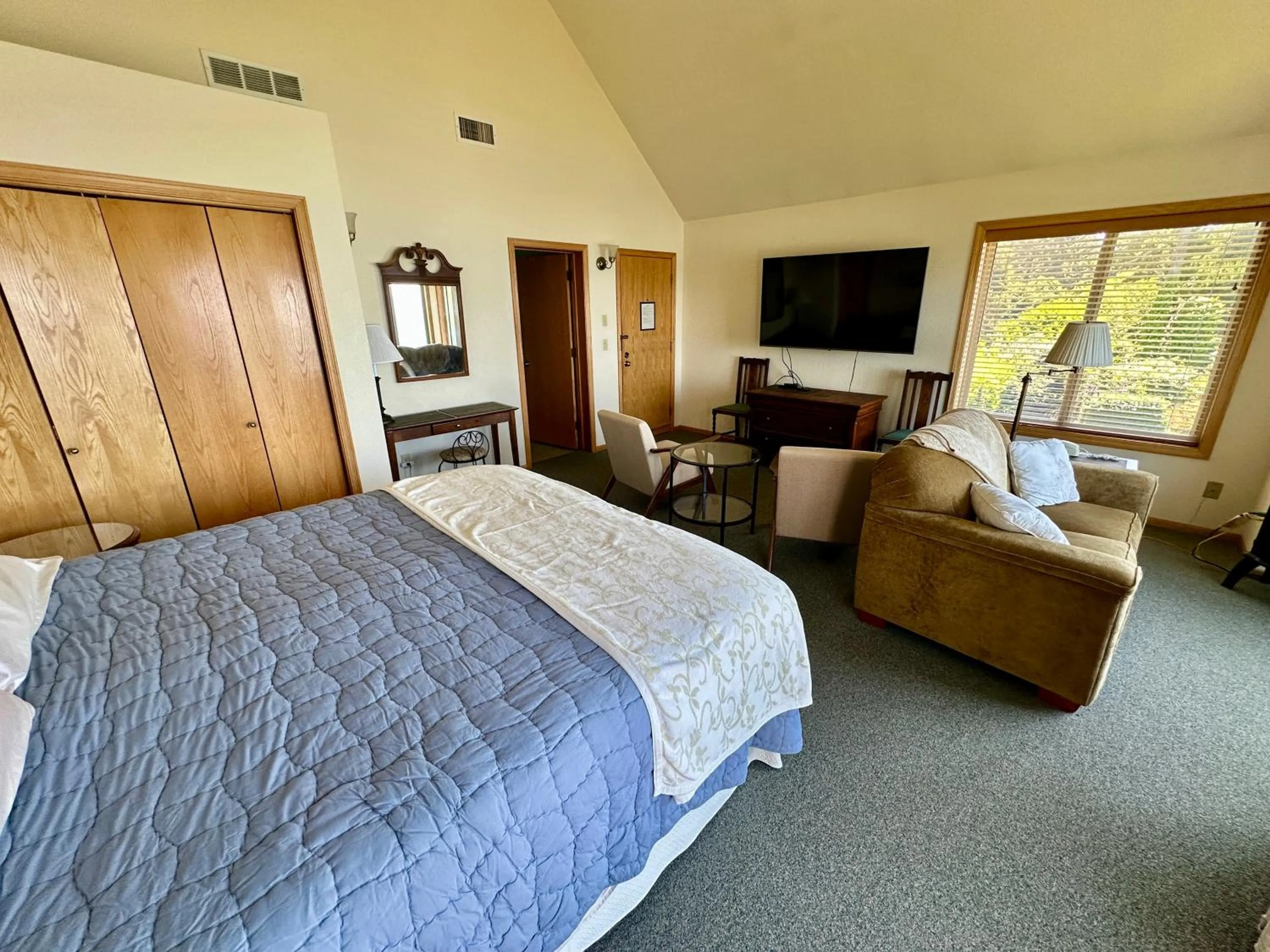 Bed in Turtle Rocks Oceanfront Inn