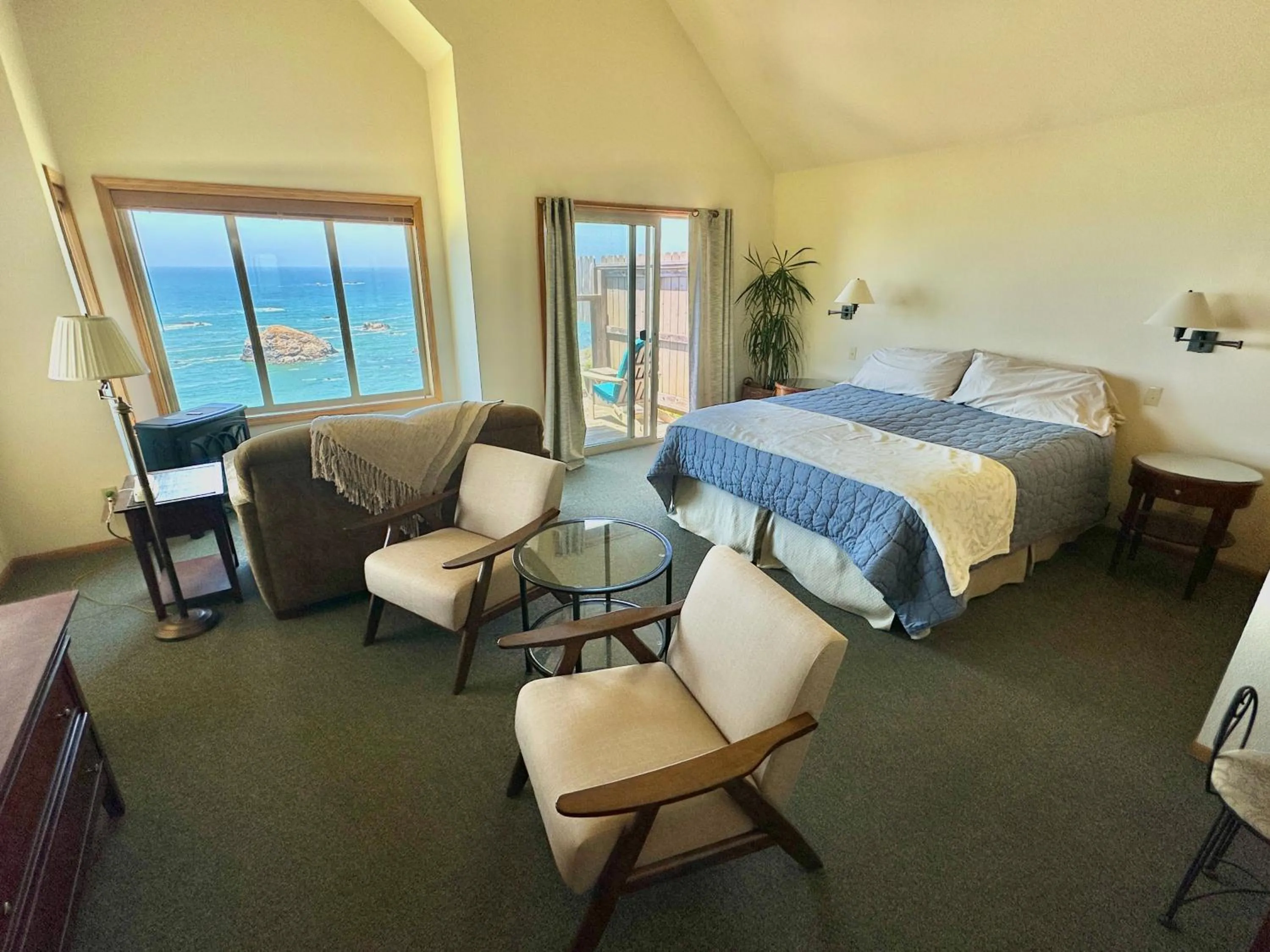 Bed in Turtle Rocks Oceanfront Inn