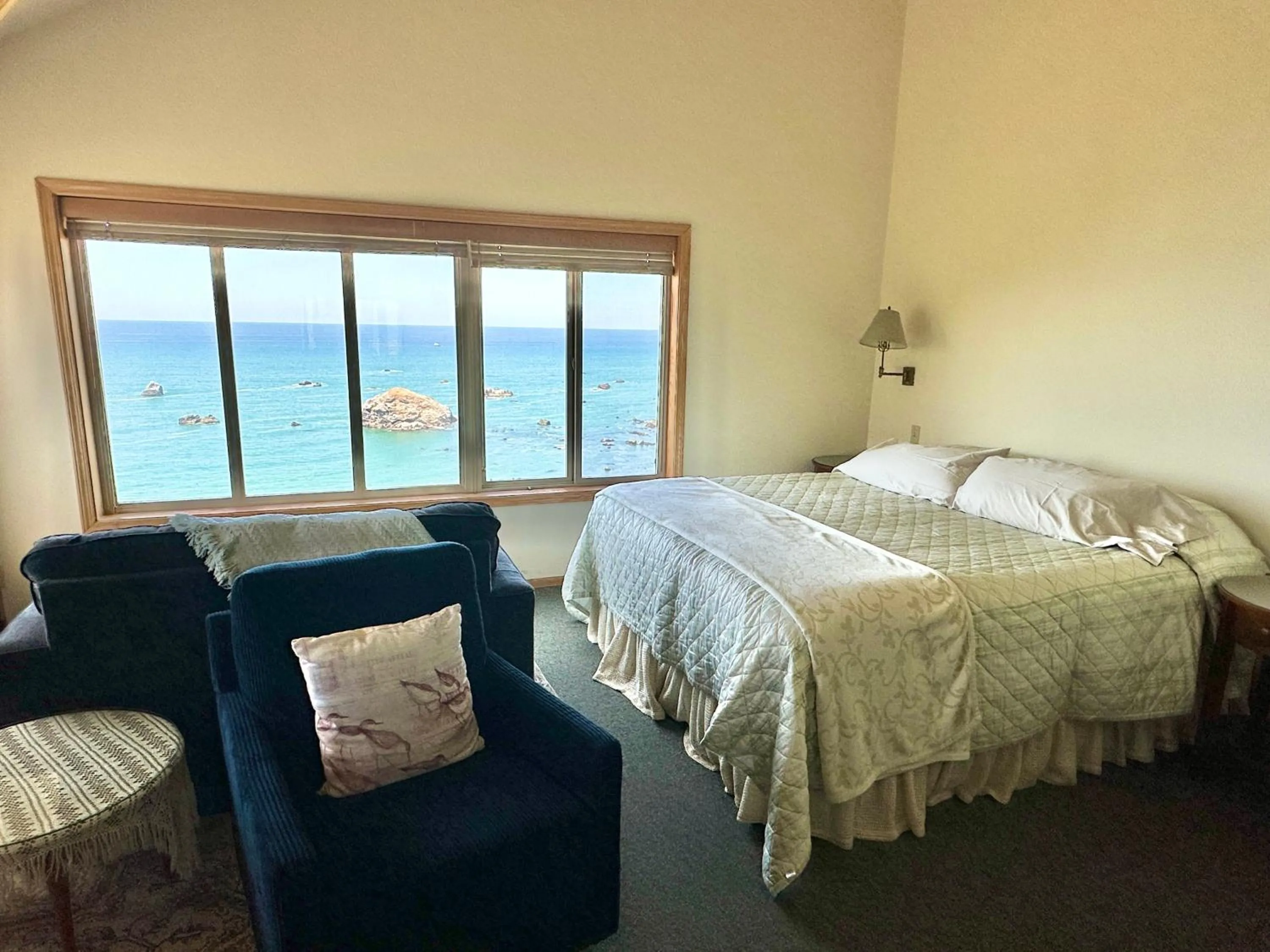 Bed in Turtle Rocks Oceanfront Inn