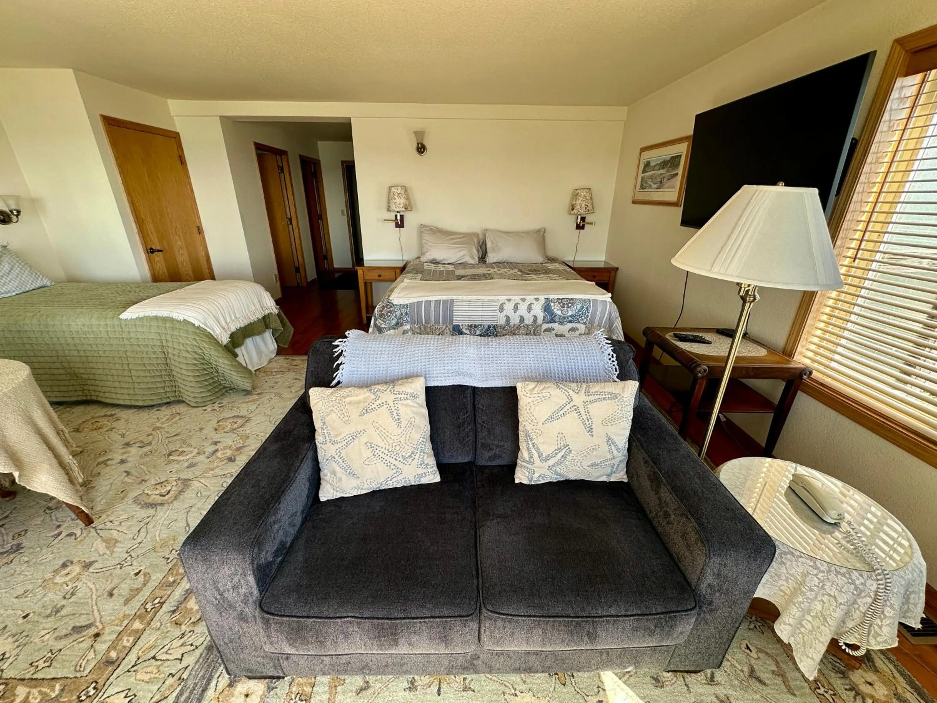 Bed in Turtle Rocks Oceanfront Inn