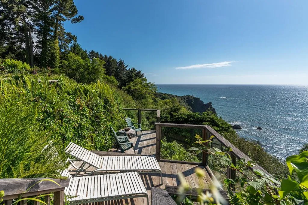 Turtle Rocks Oceanfront Inn