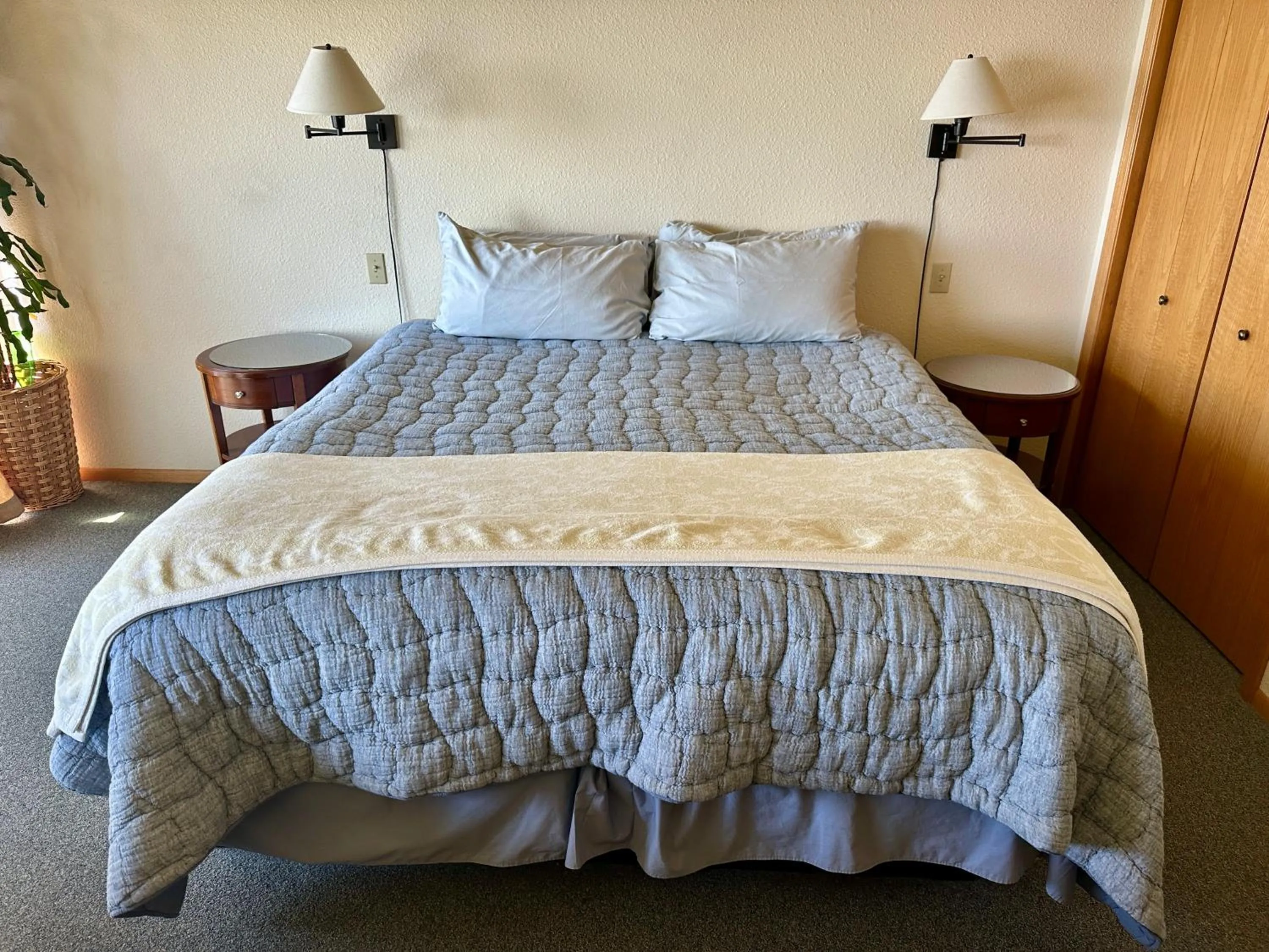 Bed in Turtle Rocks Oceanfront Inn