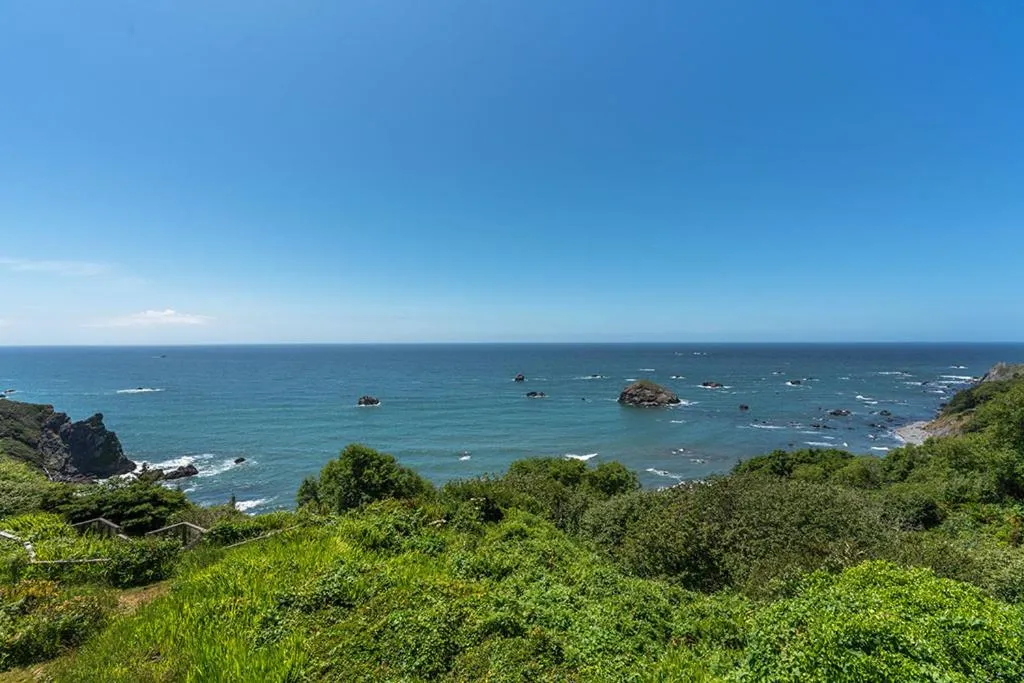 Turtle Rocks Oceanfront Inn