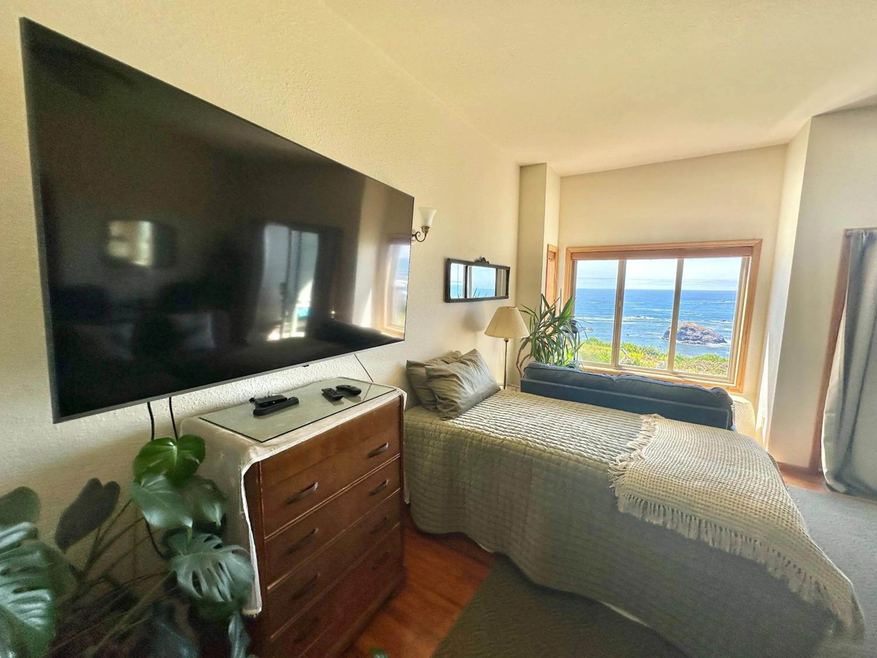 Bed in Turtle Rocks Oceanfront Inn